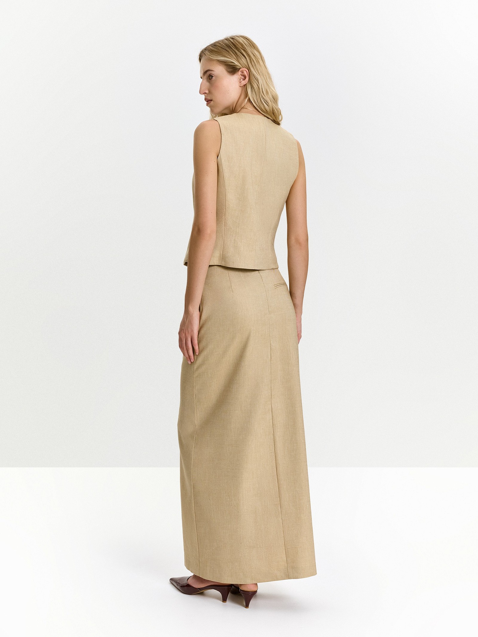 Жилет приталенного кроя