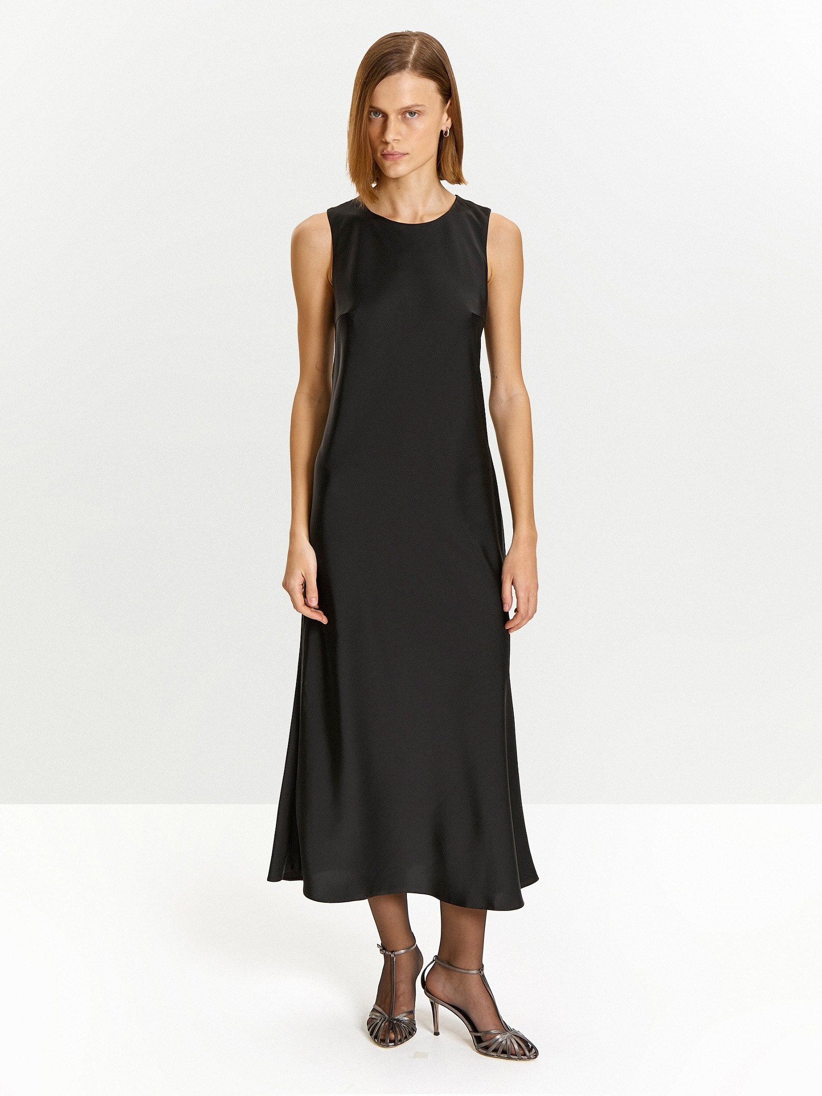 Платье без рукавов