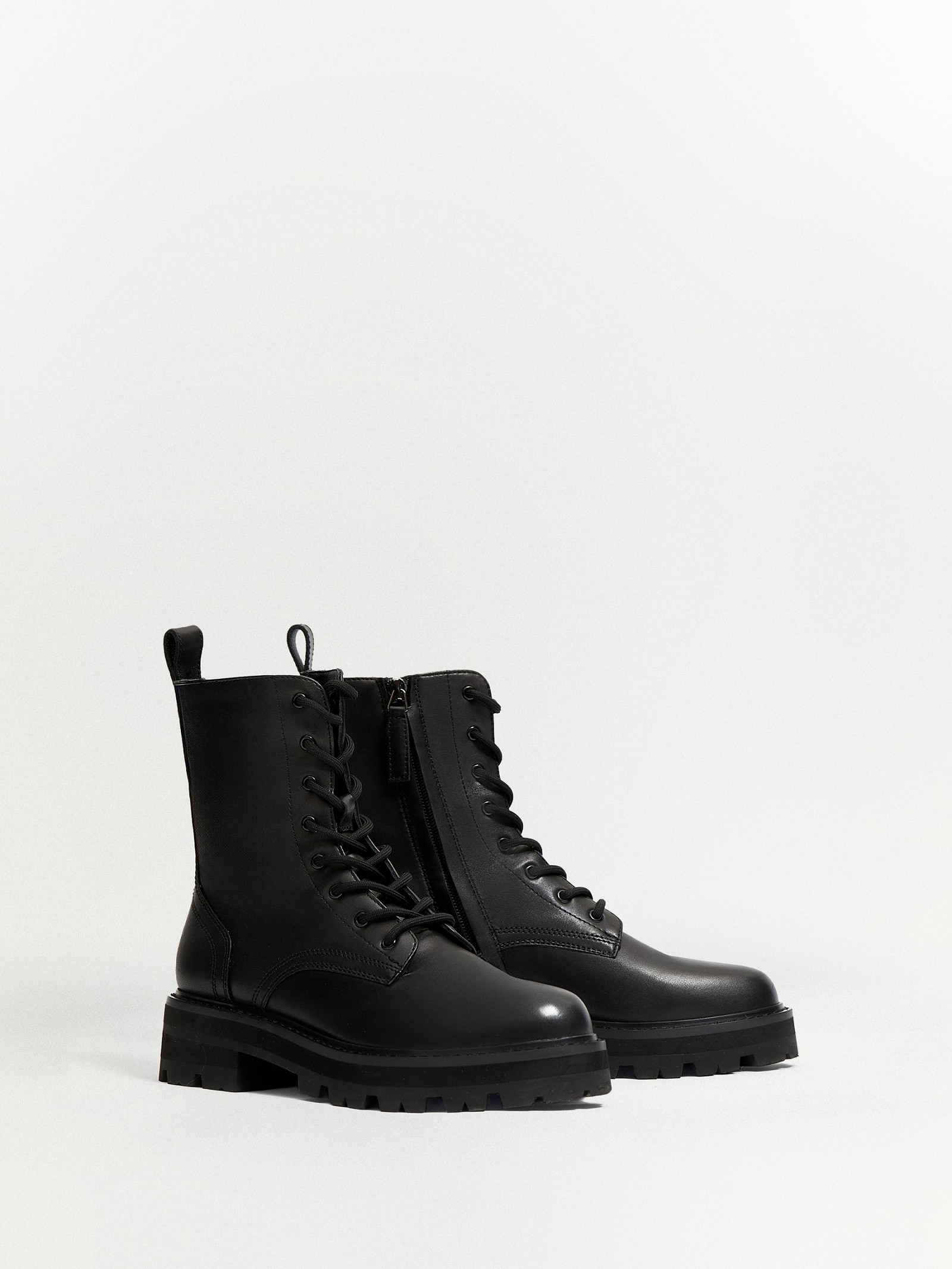 Ботинки на шнуровке