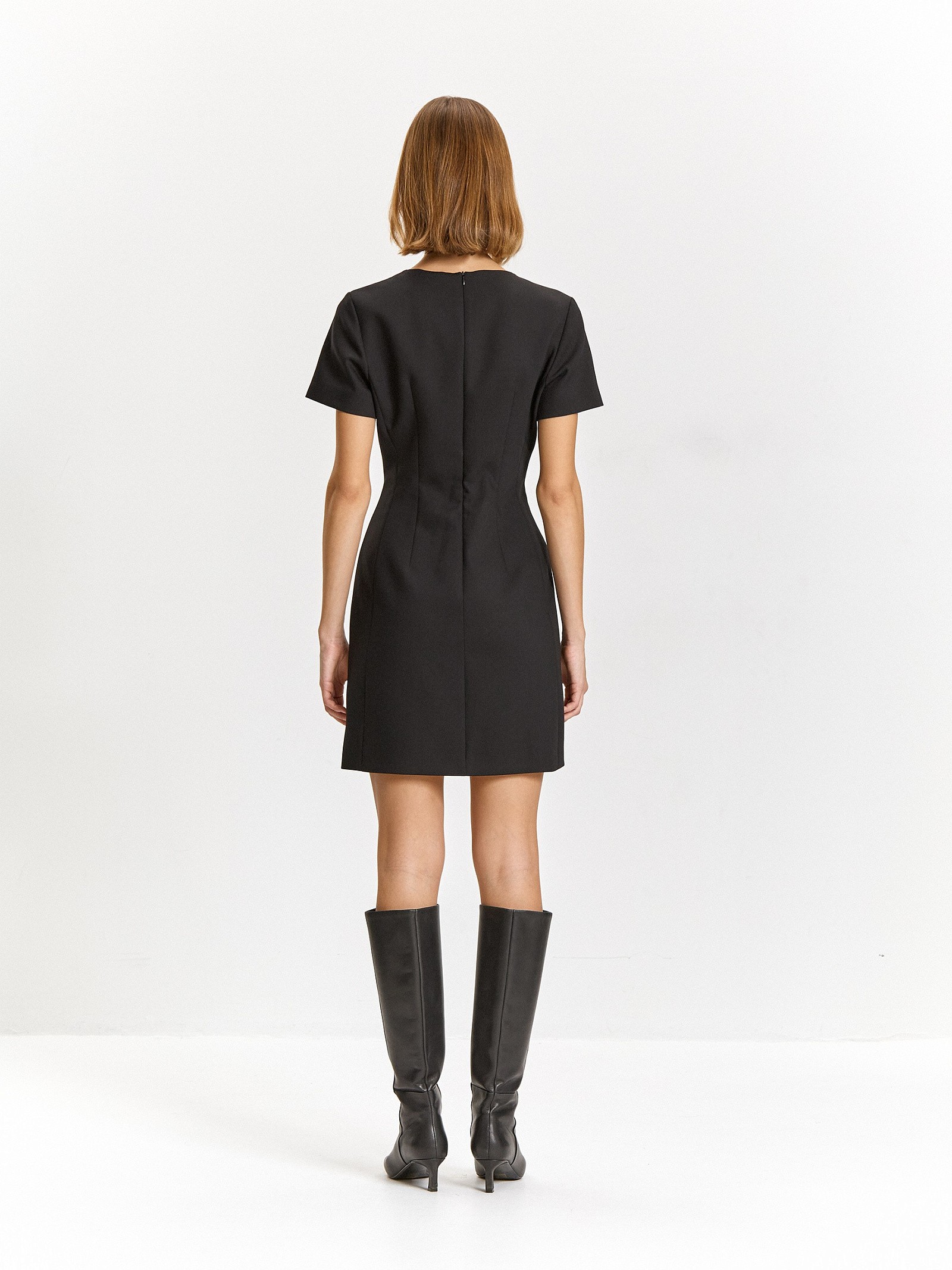 Платье приталенного силуэта