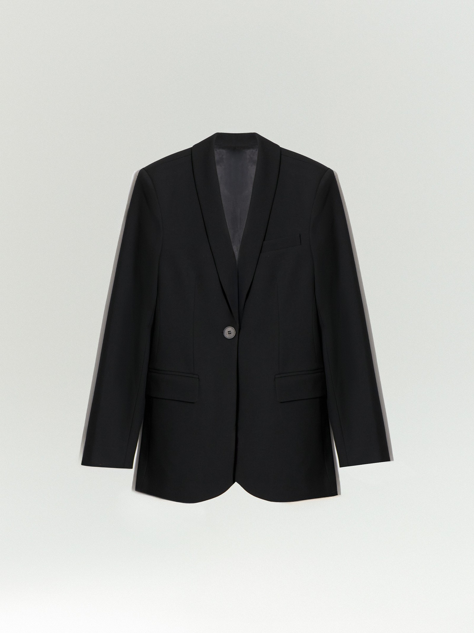 Однобортный жакет приталенного кроя