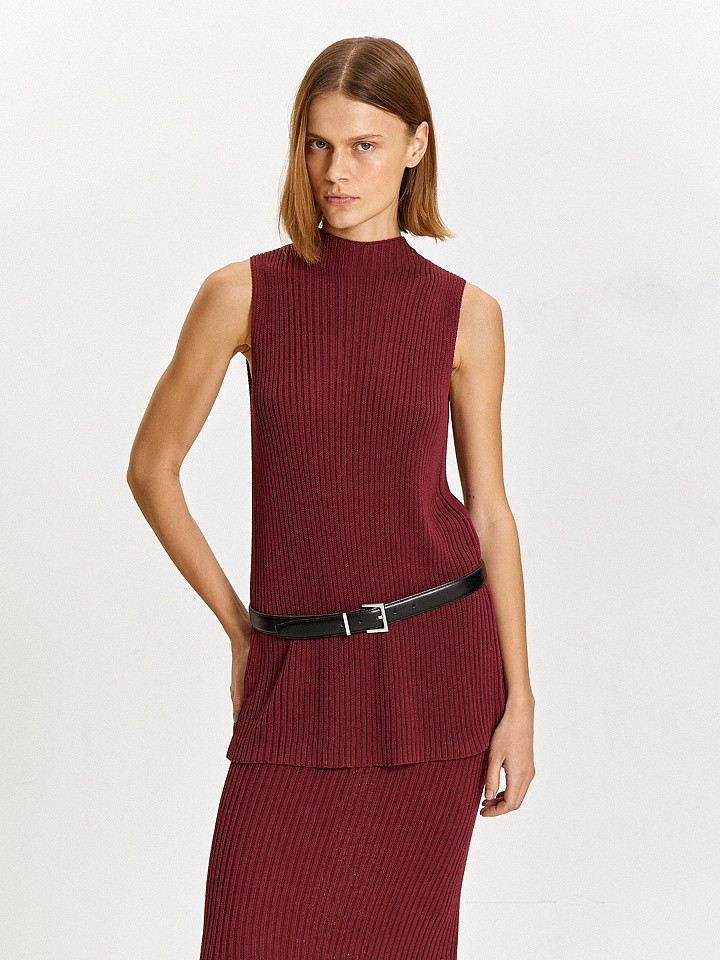 Трикотажный топ с разрезом на спине