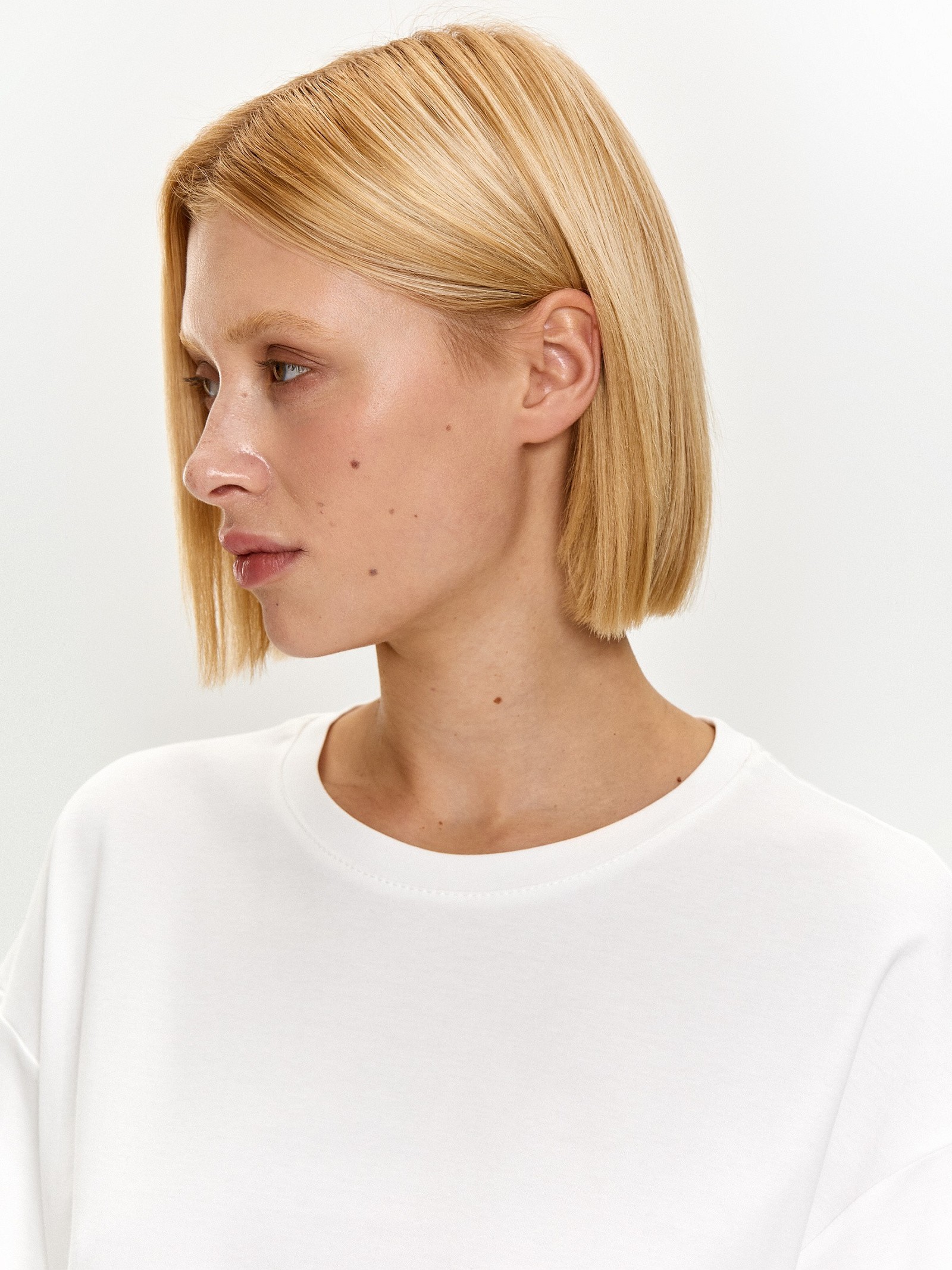 Трикотажная футболка со спущенным плечом