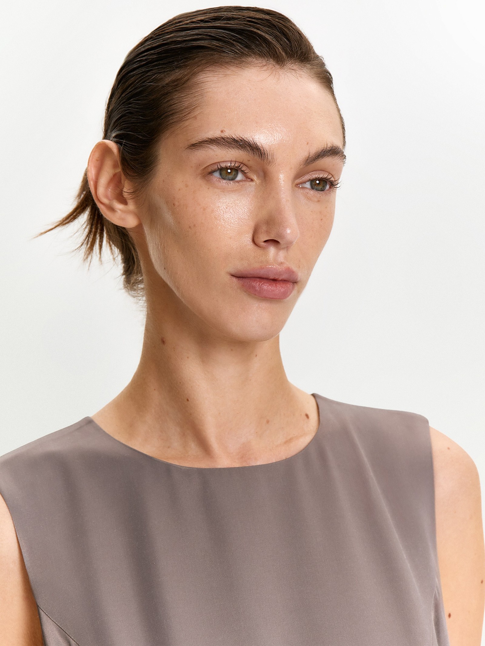 Платье без рукавов