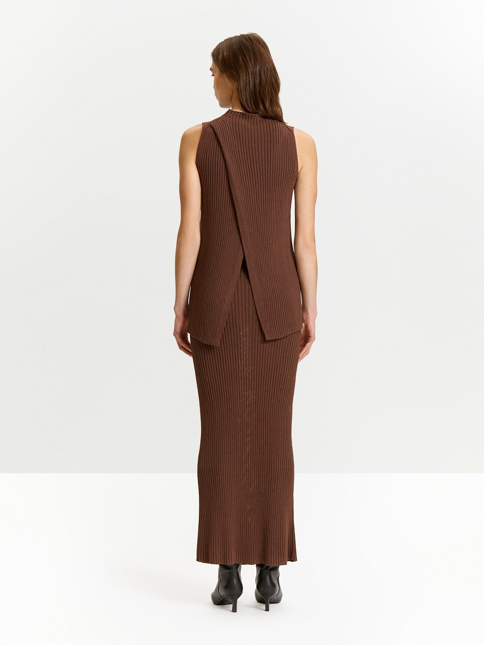 Трикотажный топ с разрезом на спине