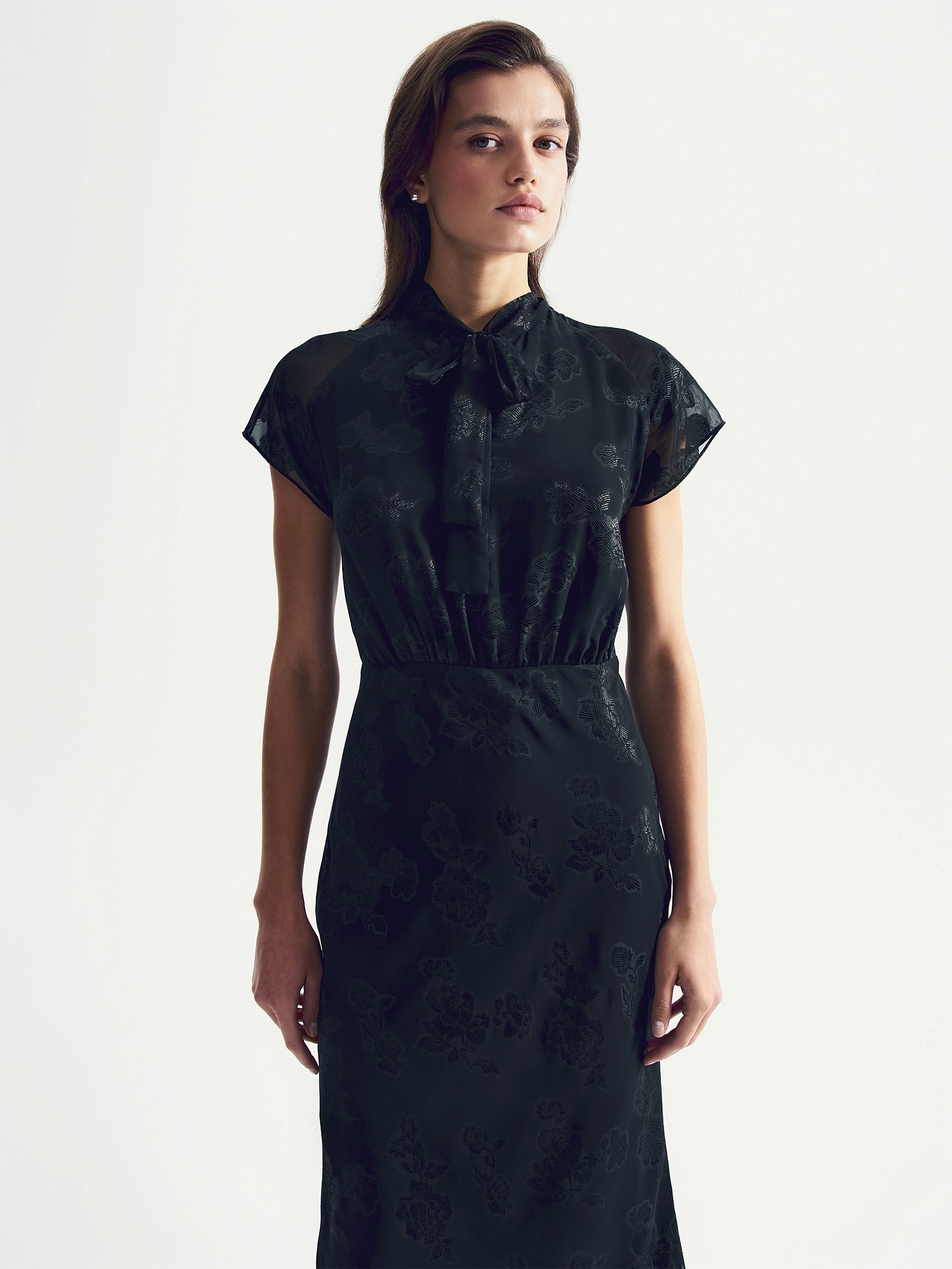  платье из сияющей текстурной ткани