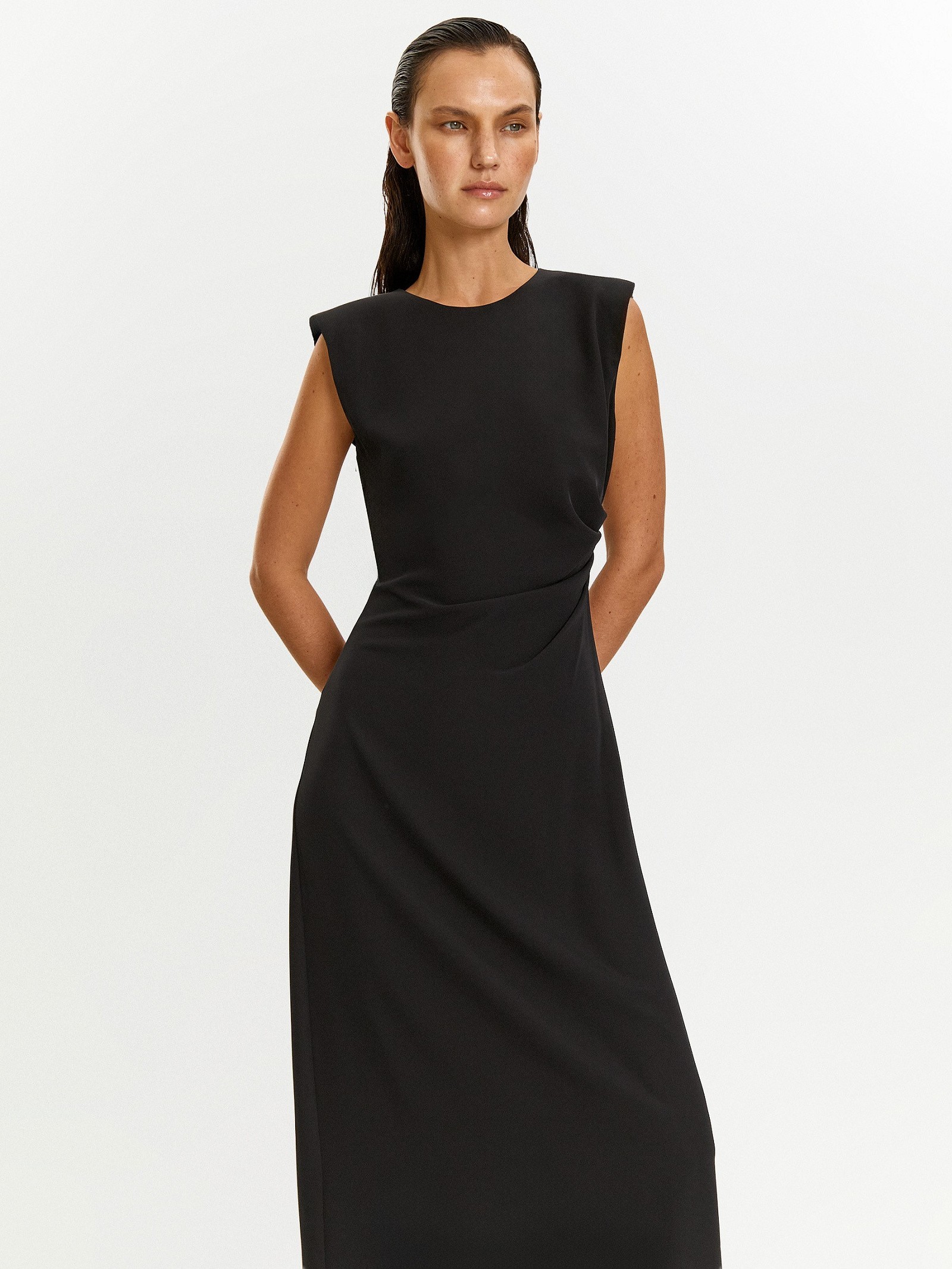 Платье без рукавов