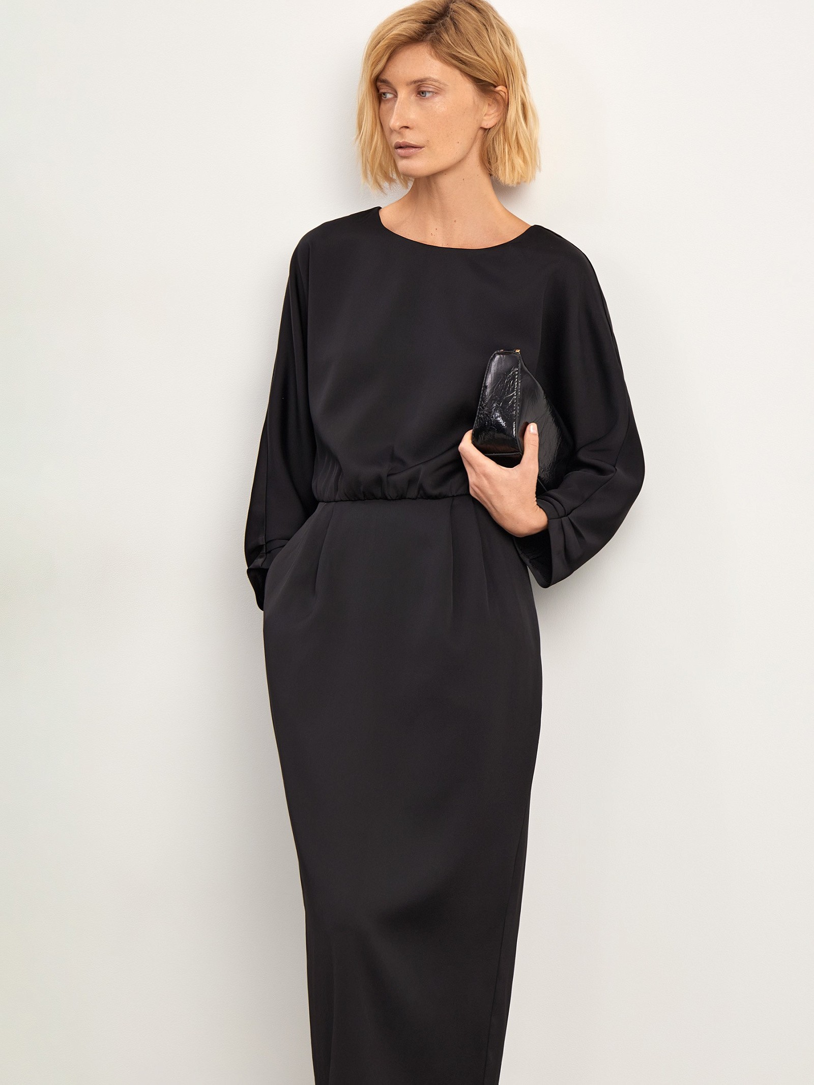 Платье-футляр с вырезом на спине