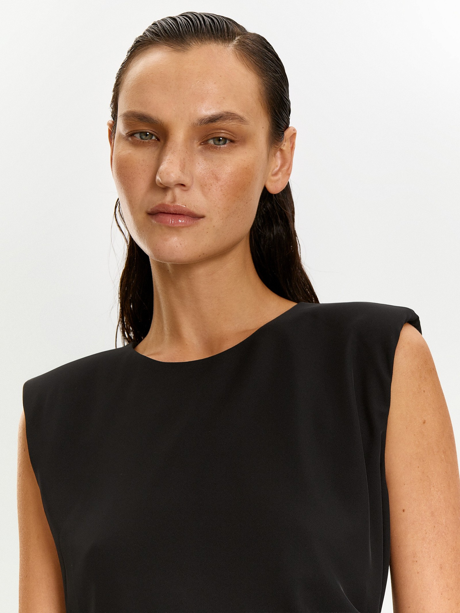 Платье без рукавов