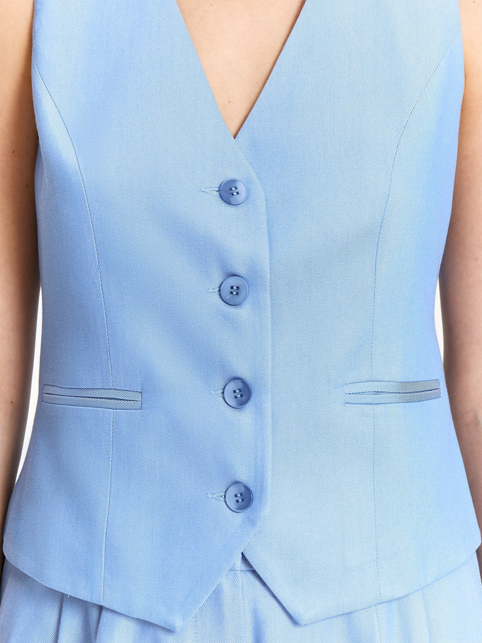 Жилет приталенного кроя