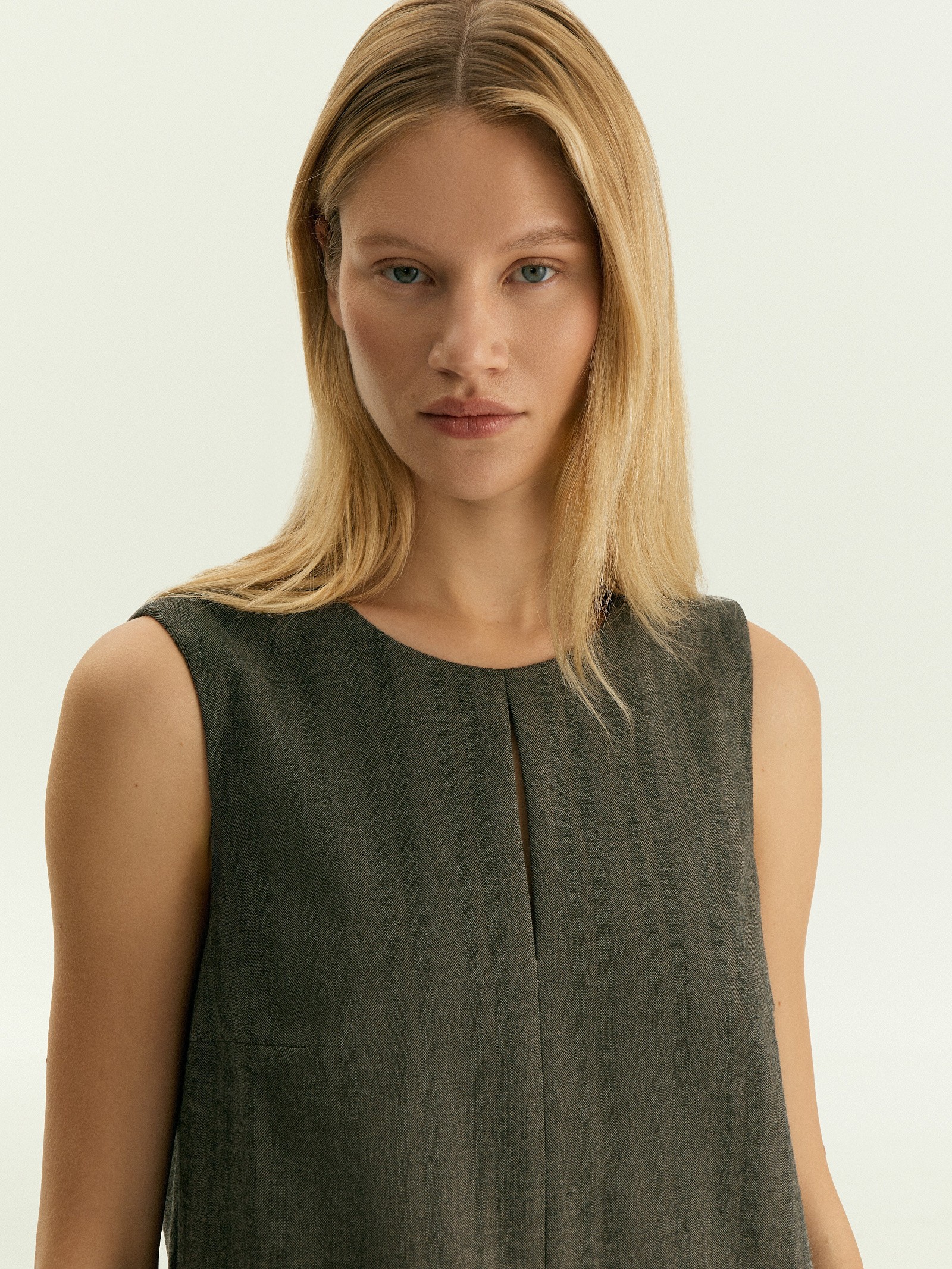 Платье без рукавов