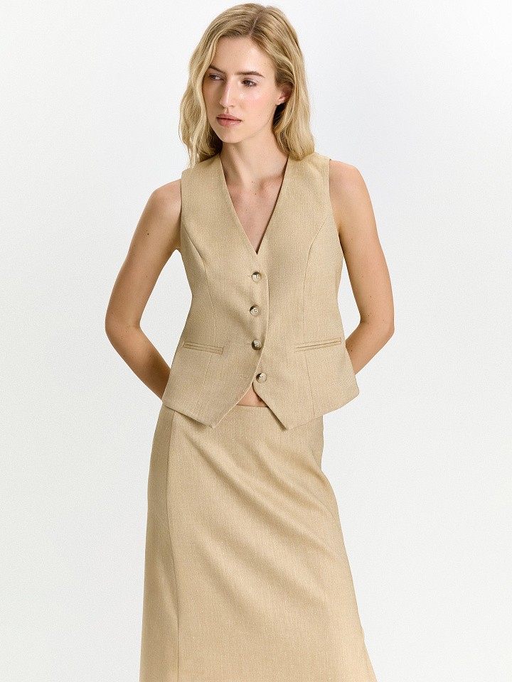 Жилет приталенного кроя