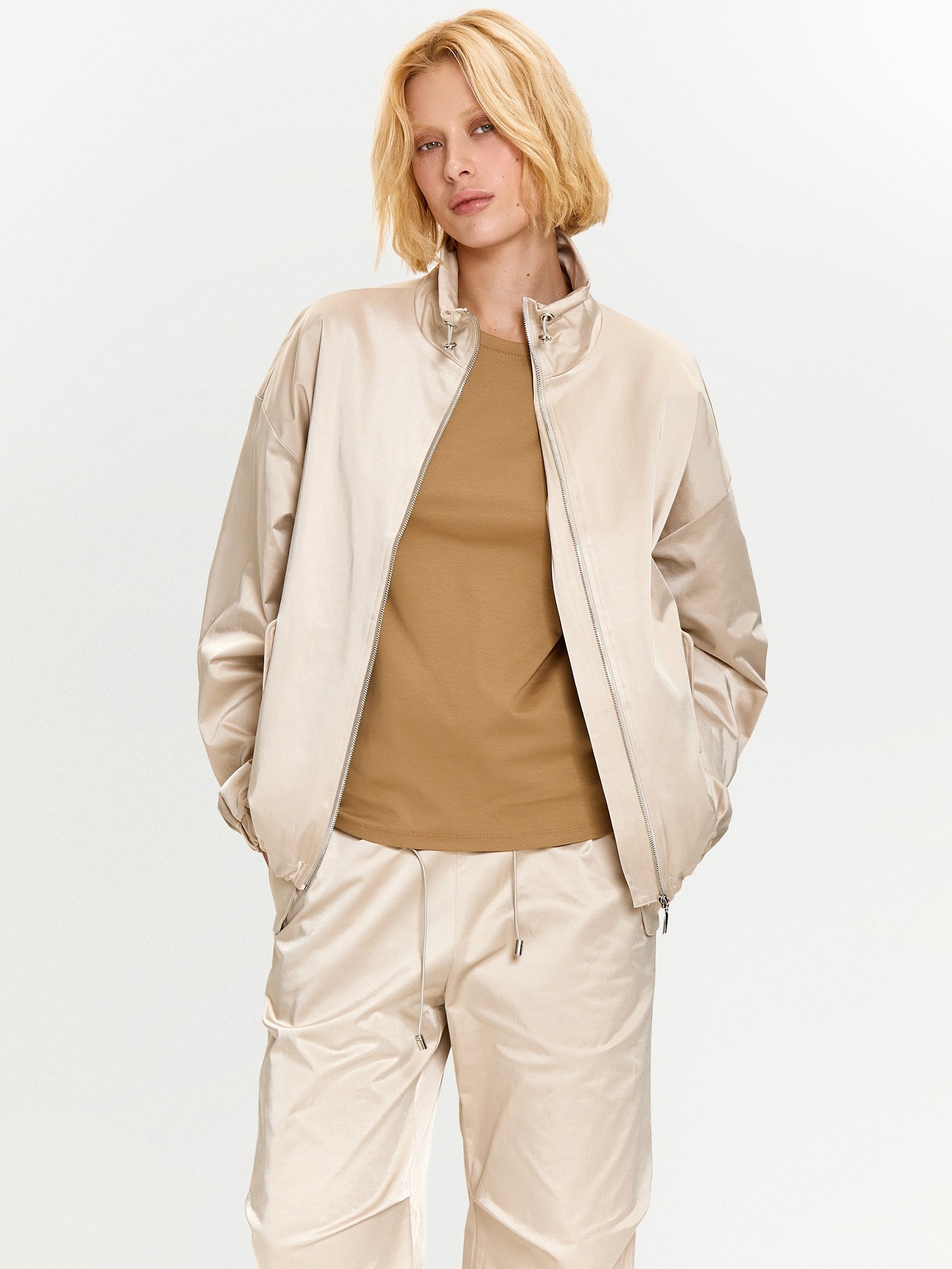 Бомбер с воротником-стойкой