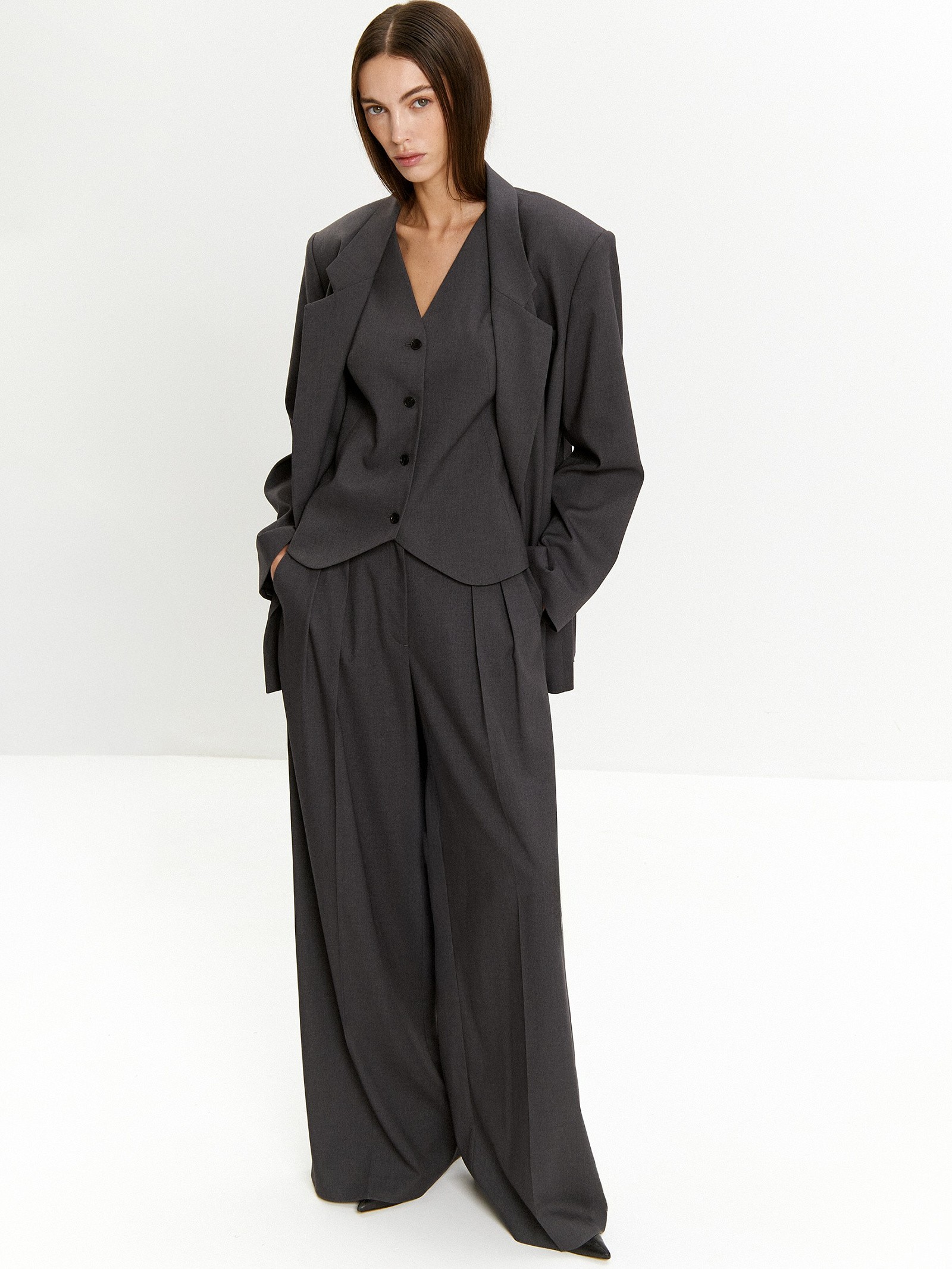 Жилет приталенного кроя