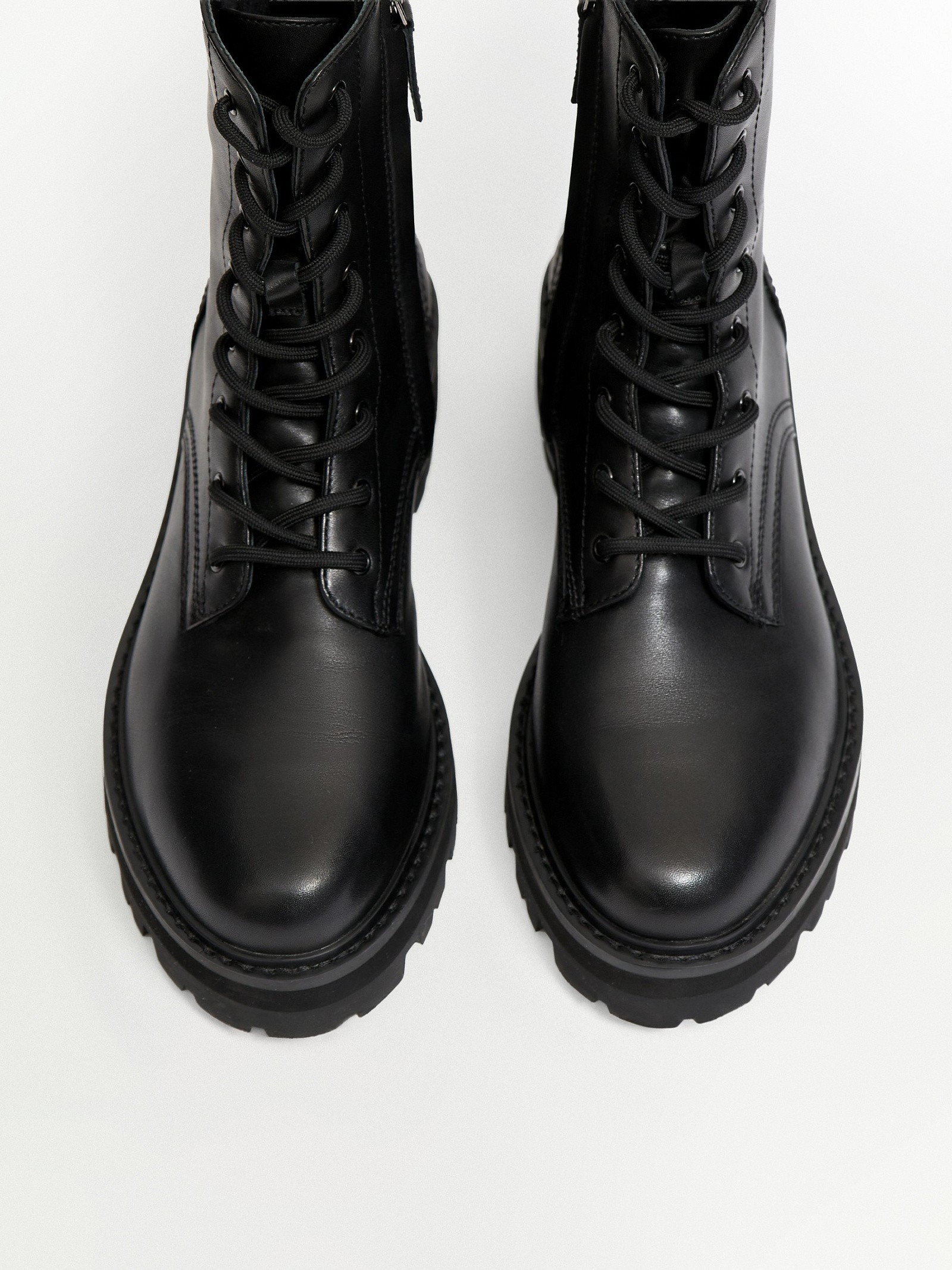 Ботинки на шнуровке