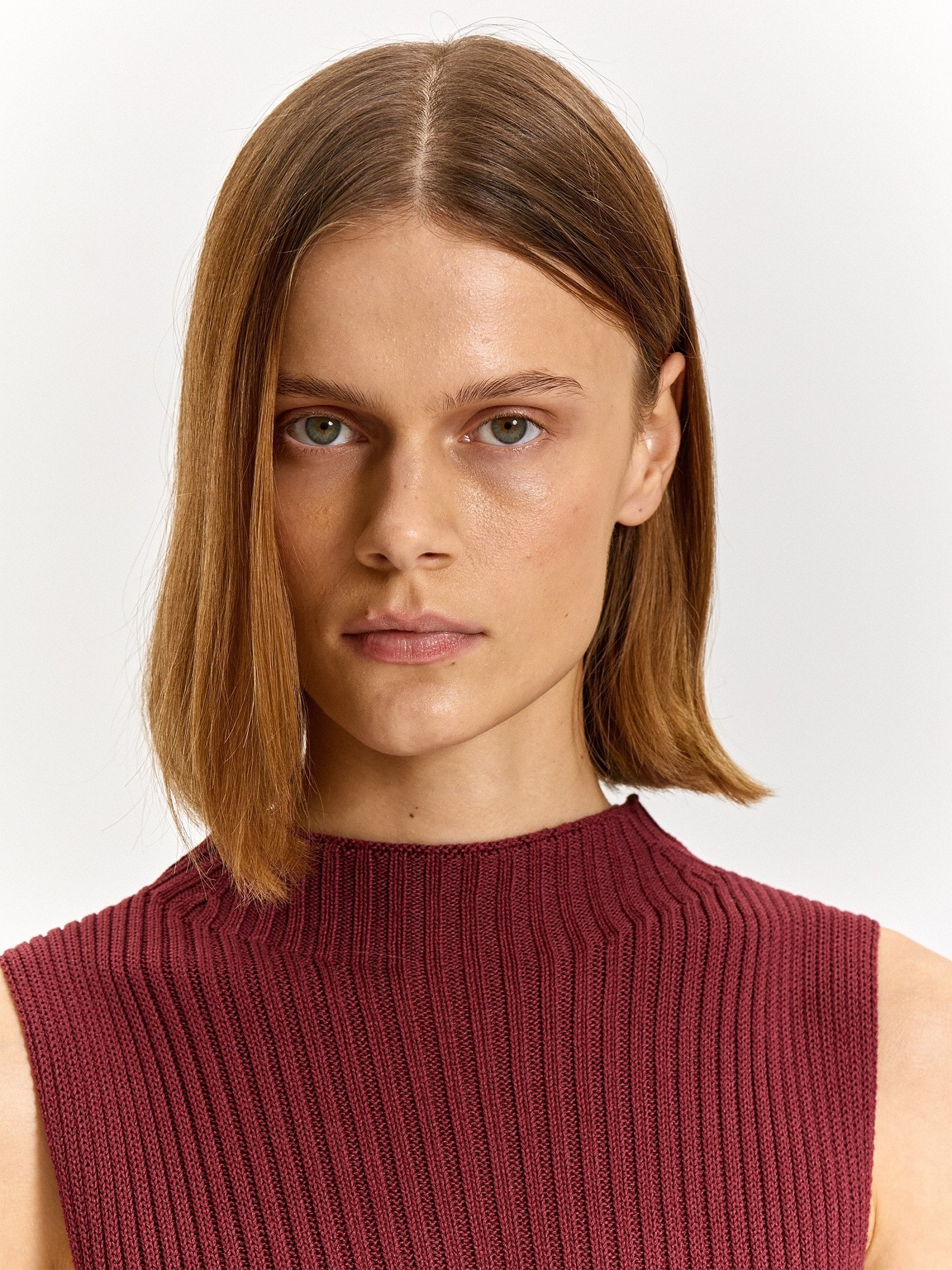 Трикотажный топ с разрезом на спине