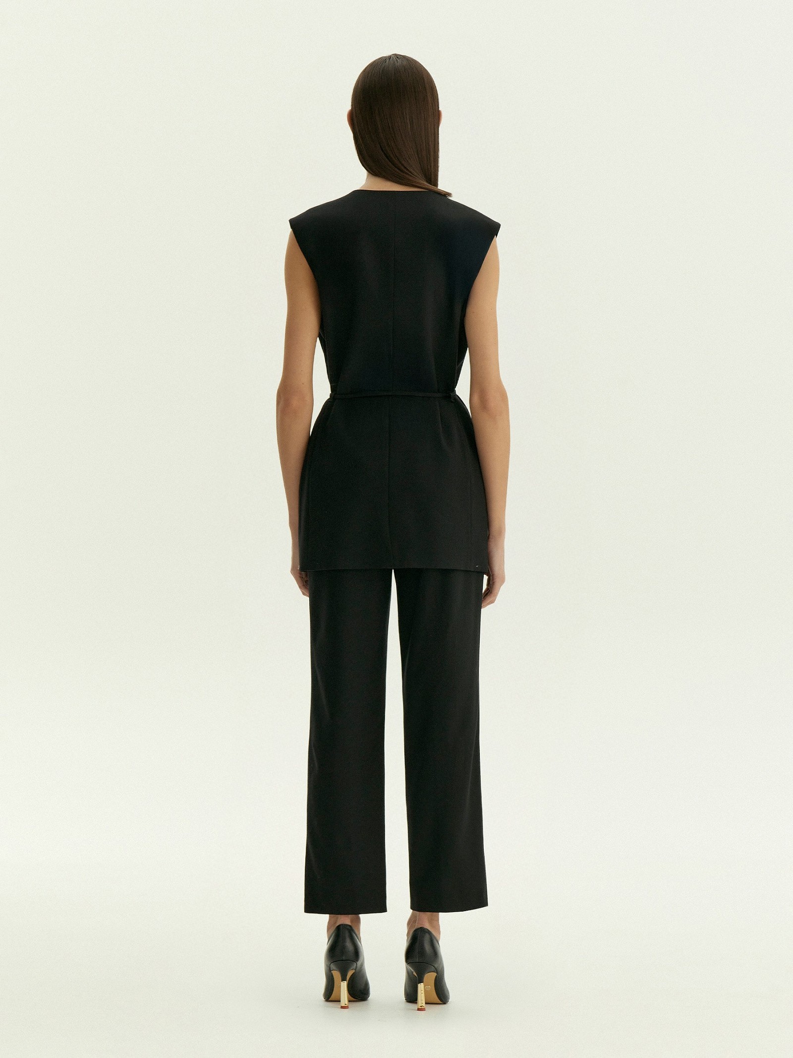 Жилет из костюмной шерсти с поясом