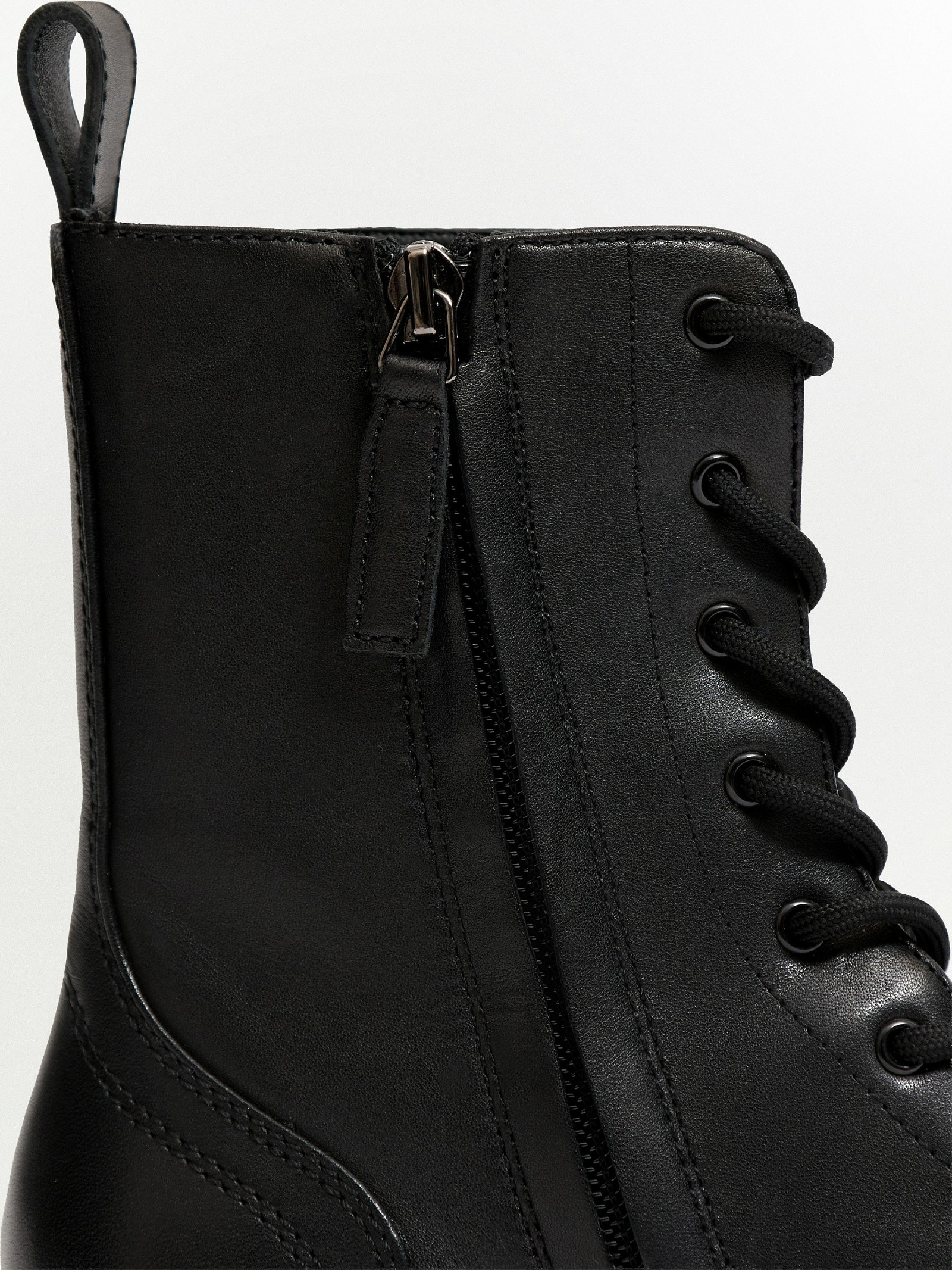 Ботинки на шнуровке