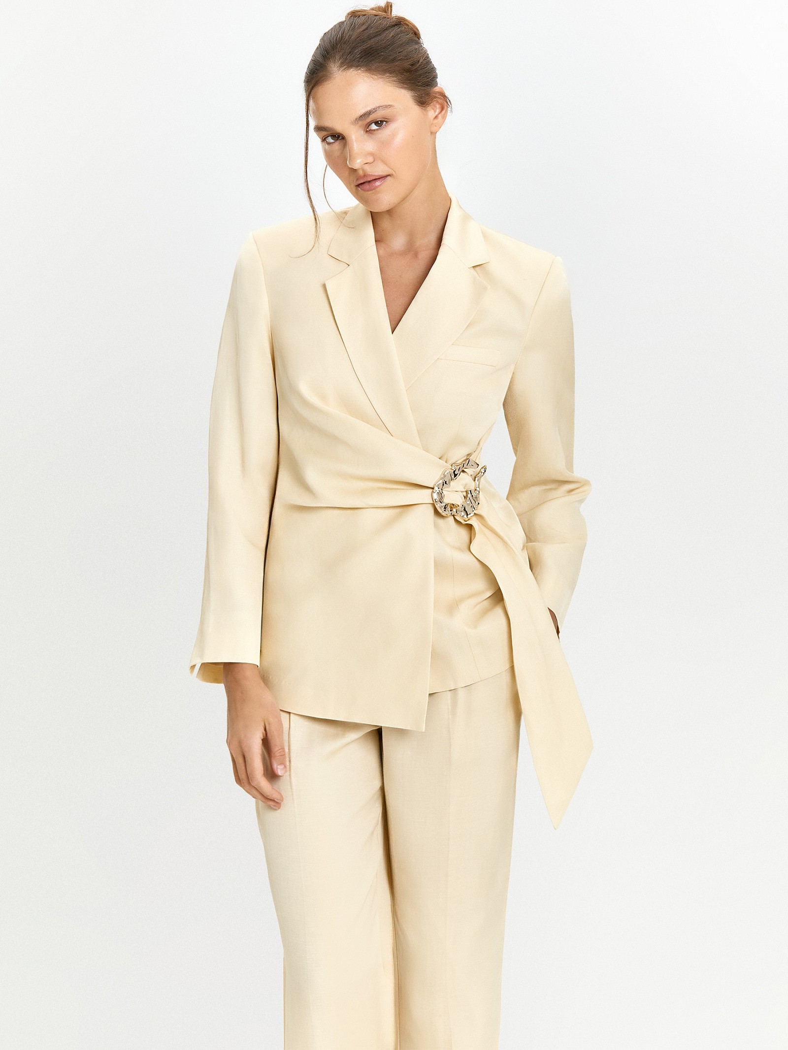 Жакет с поясом на запах с добавлением льна