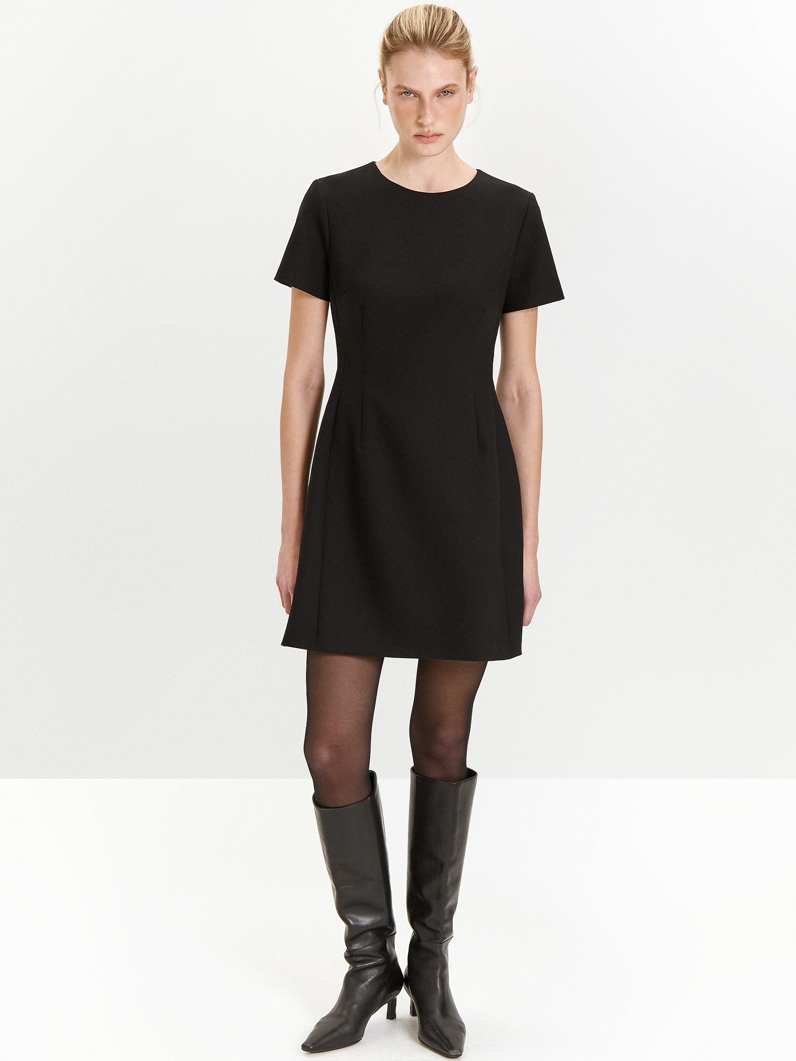 Платье приталенного силуэта