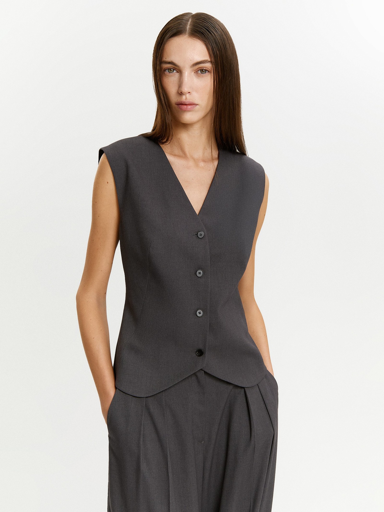 Жилет приталенного кроя