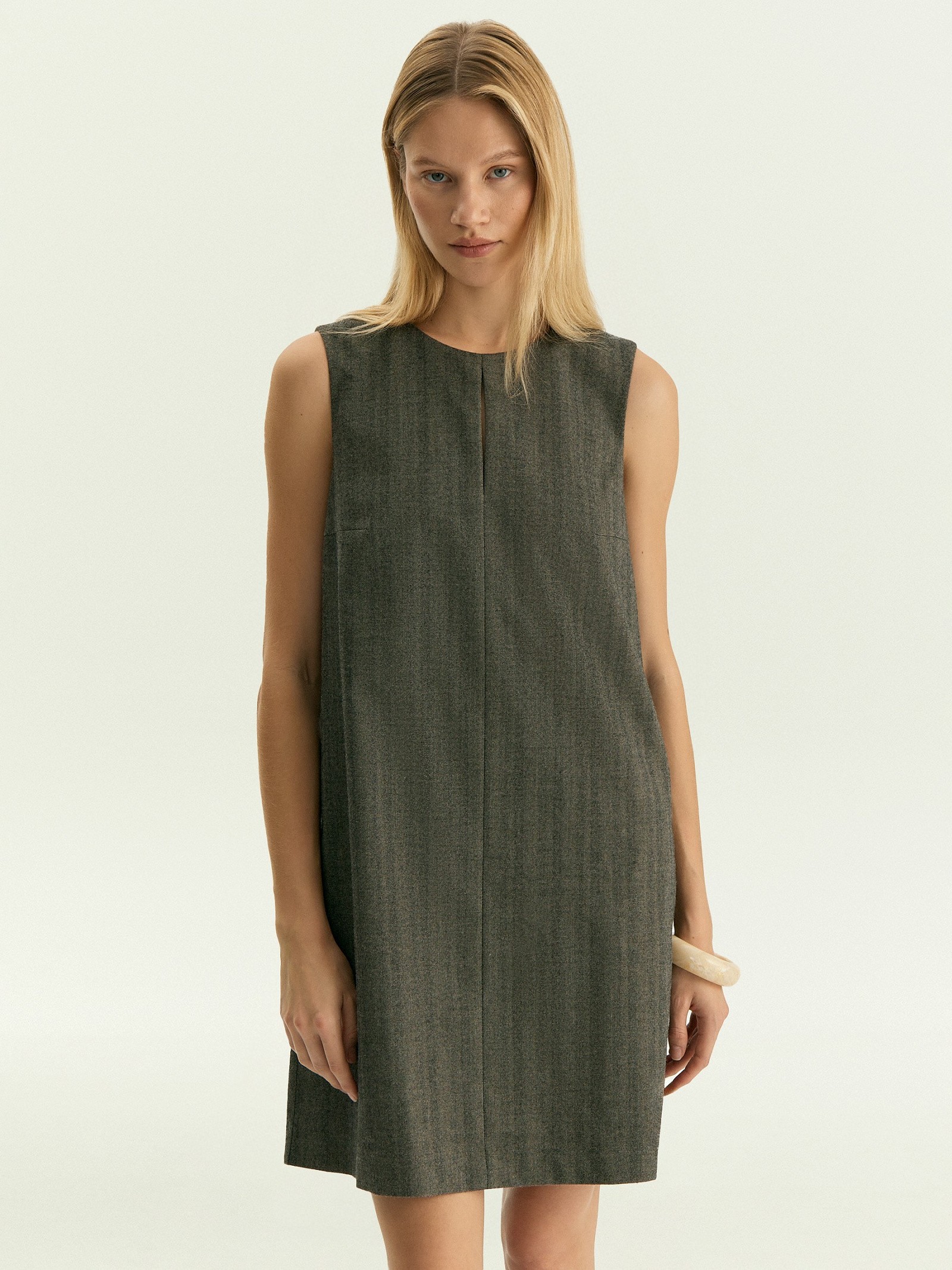 Платье без рукавов