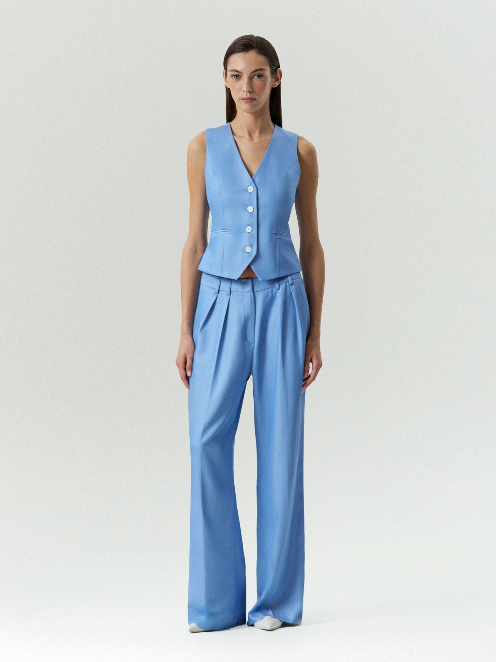 Жилет приталенного кроя