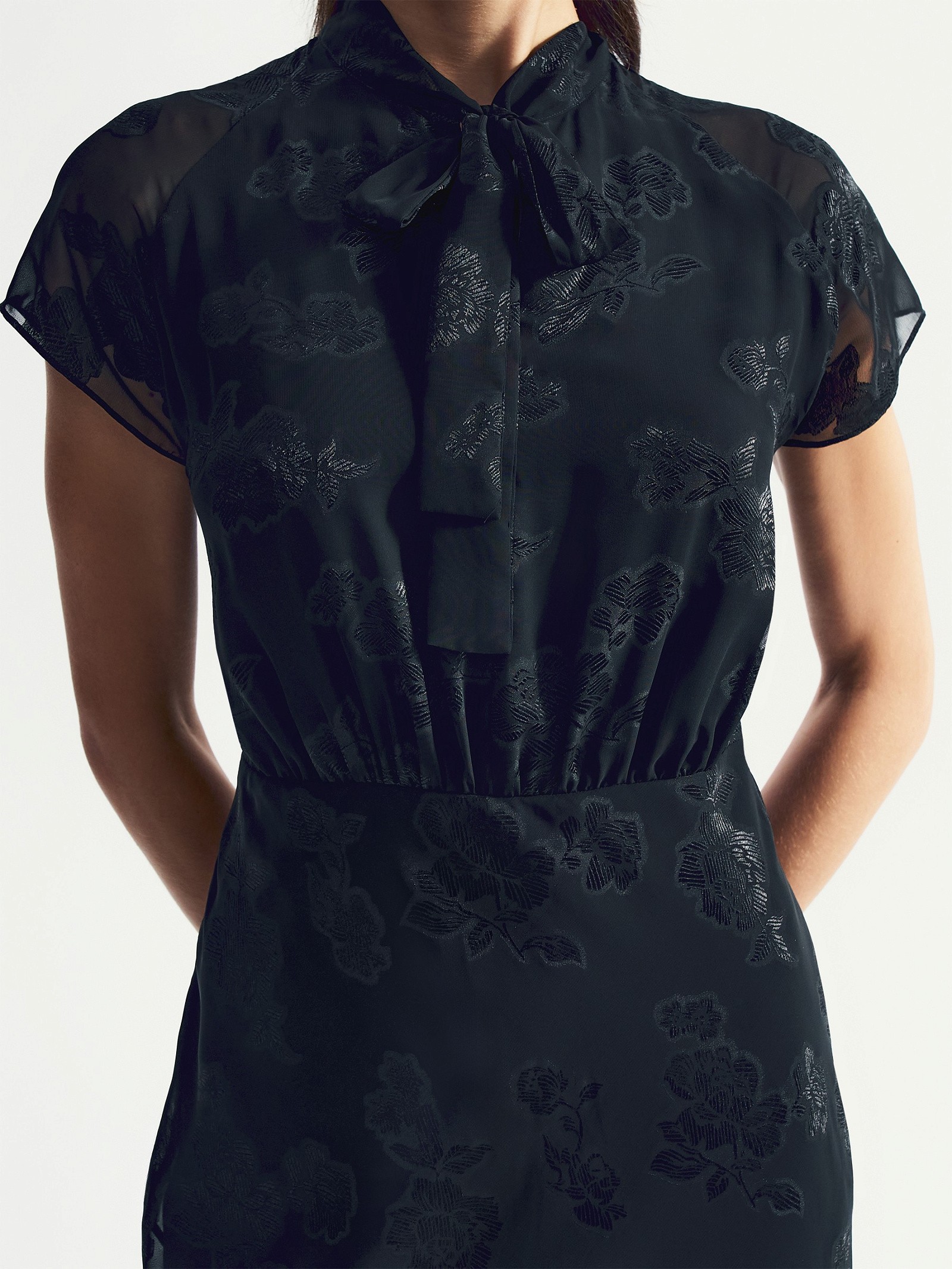  платье из сияющей текстурной ткани