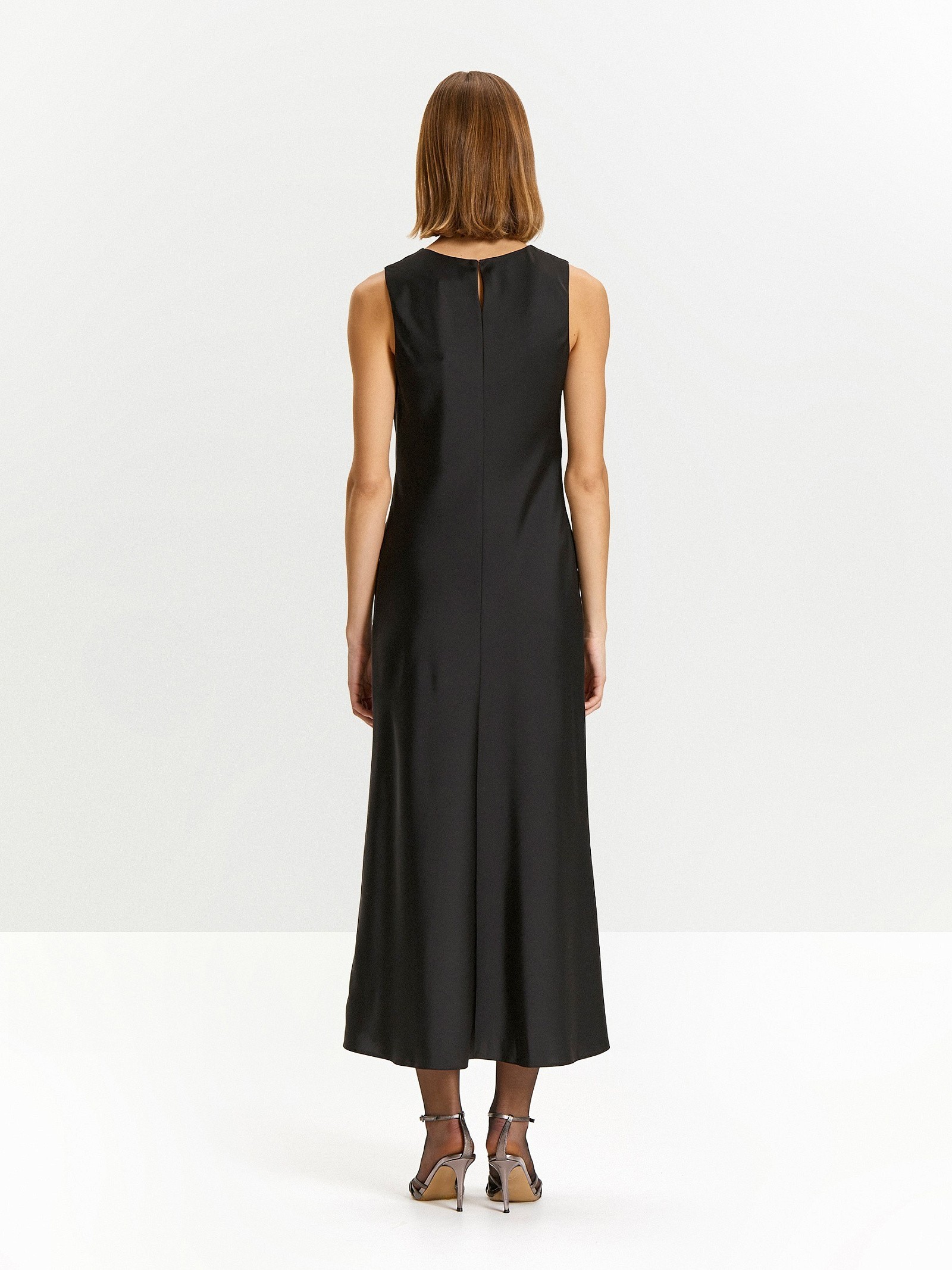 Платье без рукавов