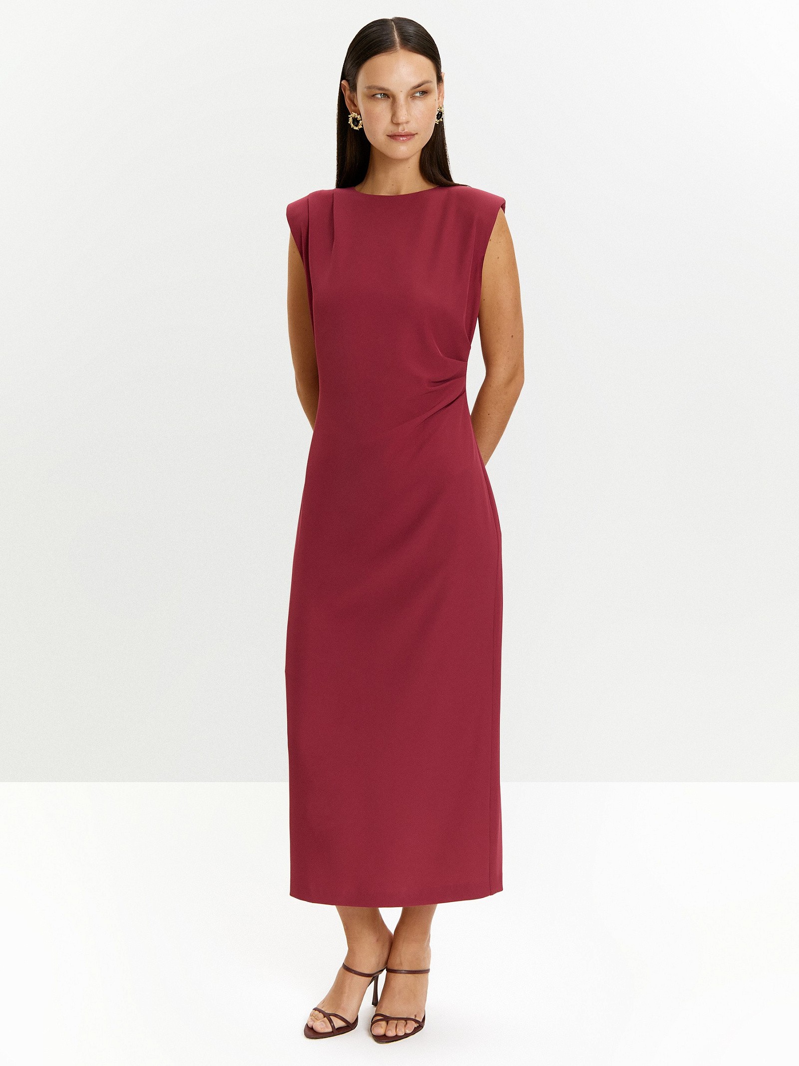 Платье без рукавов