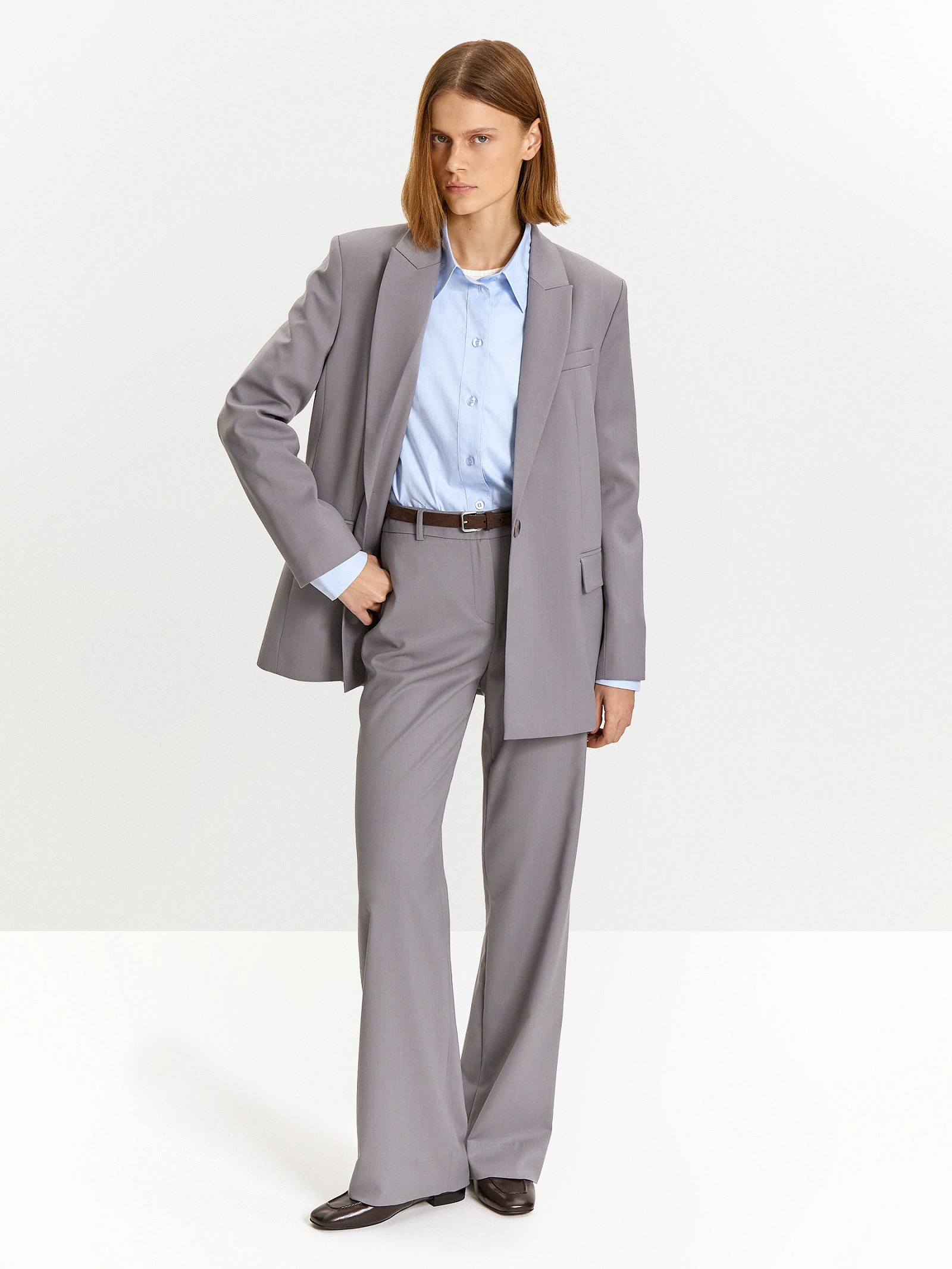 Брюки прямого кроя с защипами из костюмной шерсти