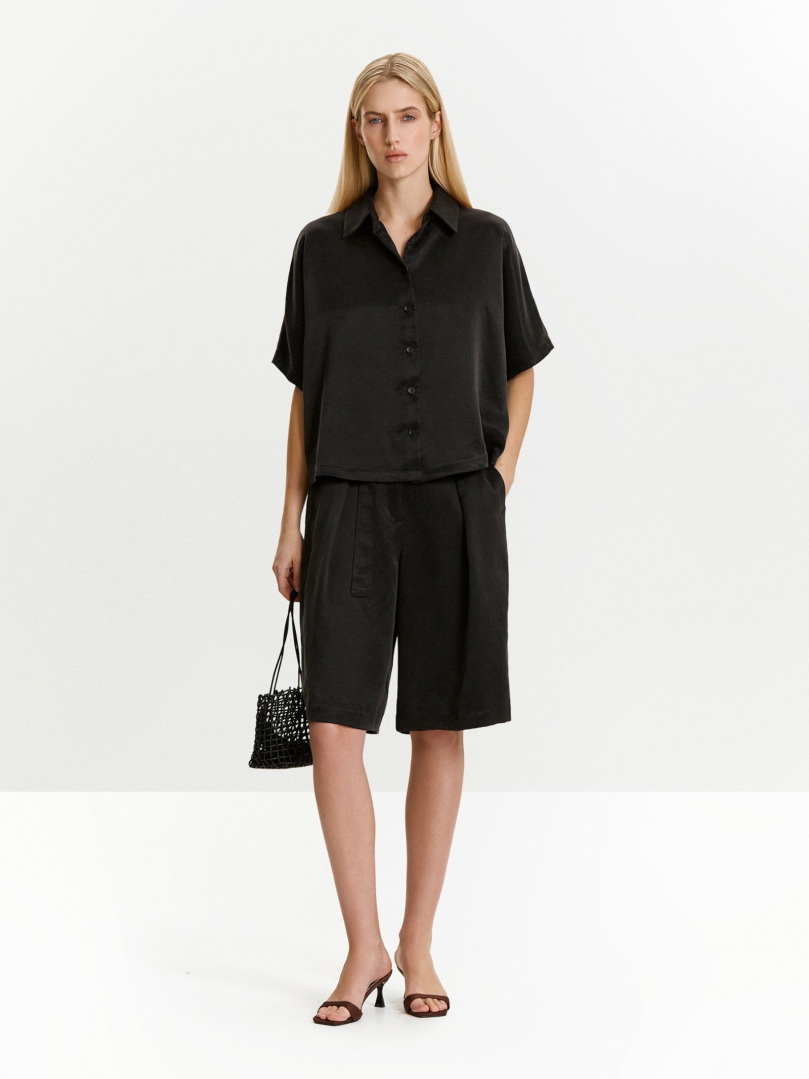 Однотонные шорты