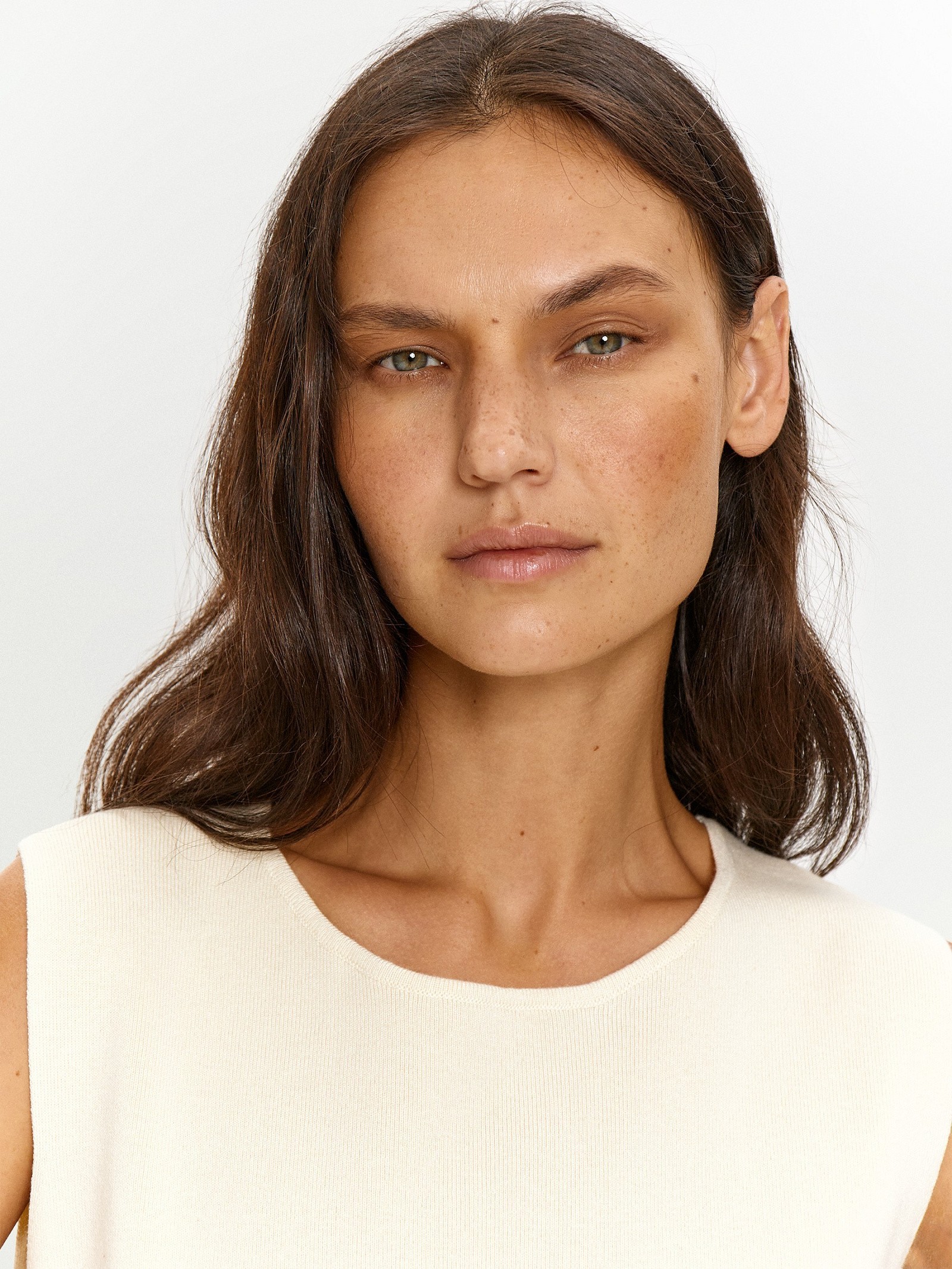 Жилет с акцентными пуговицами