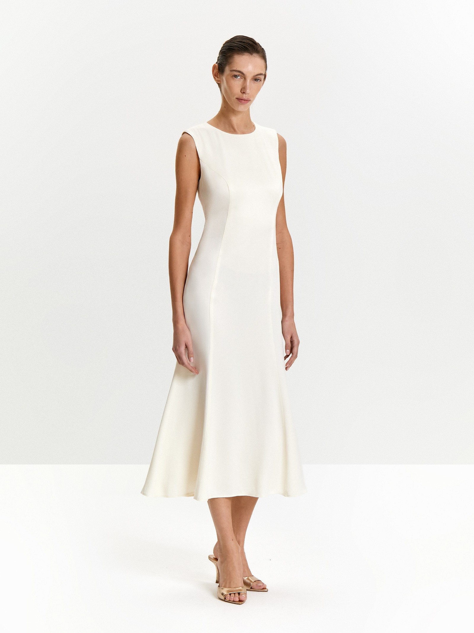 Платье без рукавов