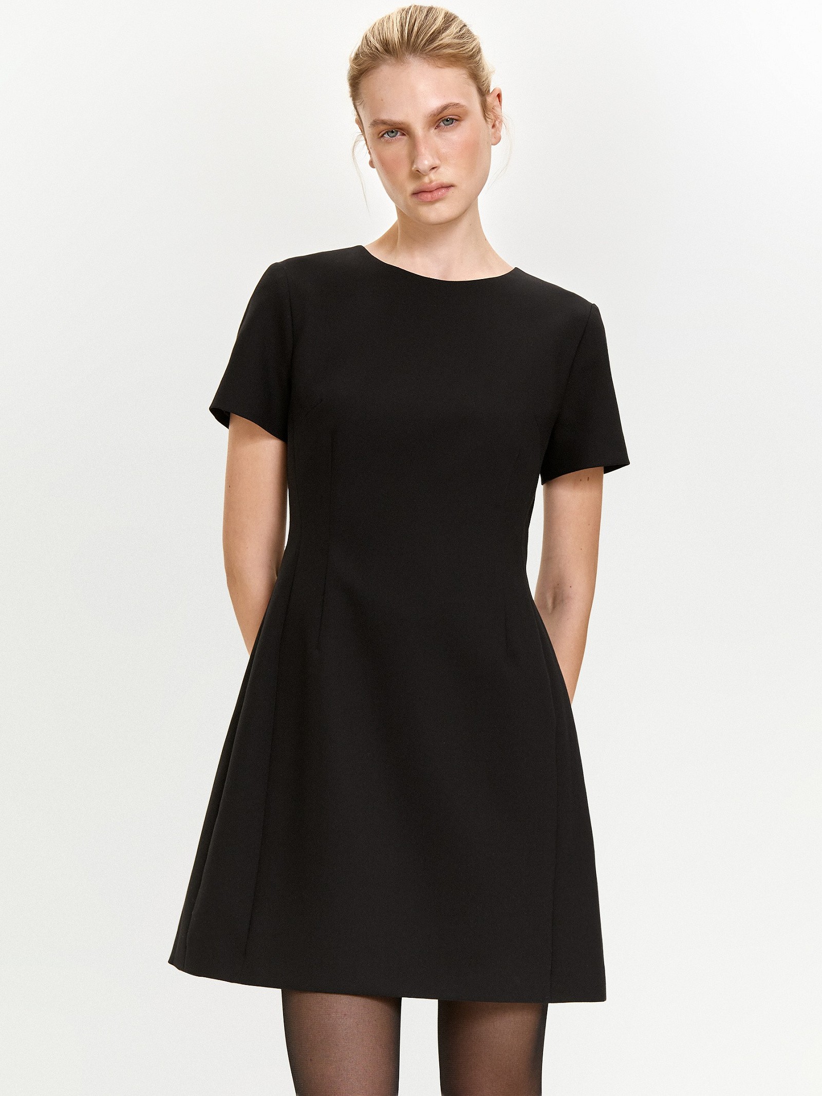 Платье приталенного силуэта