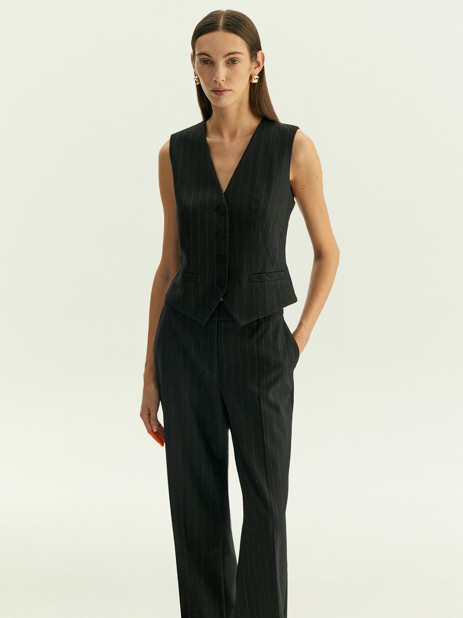 Жилет приталенного кроя