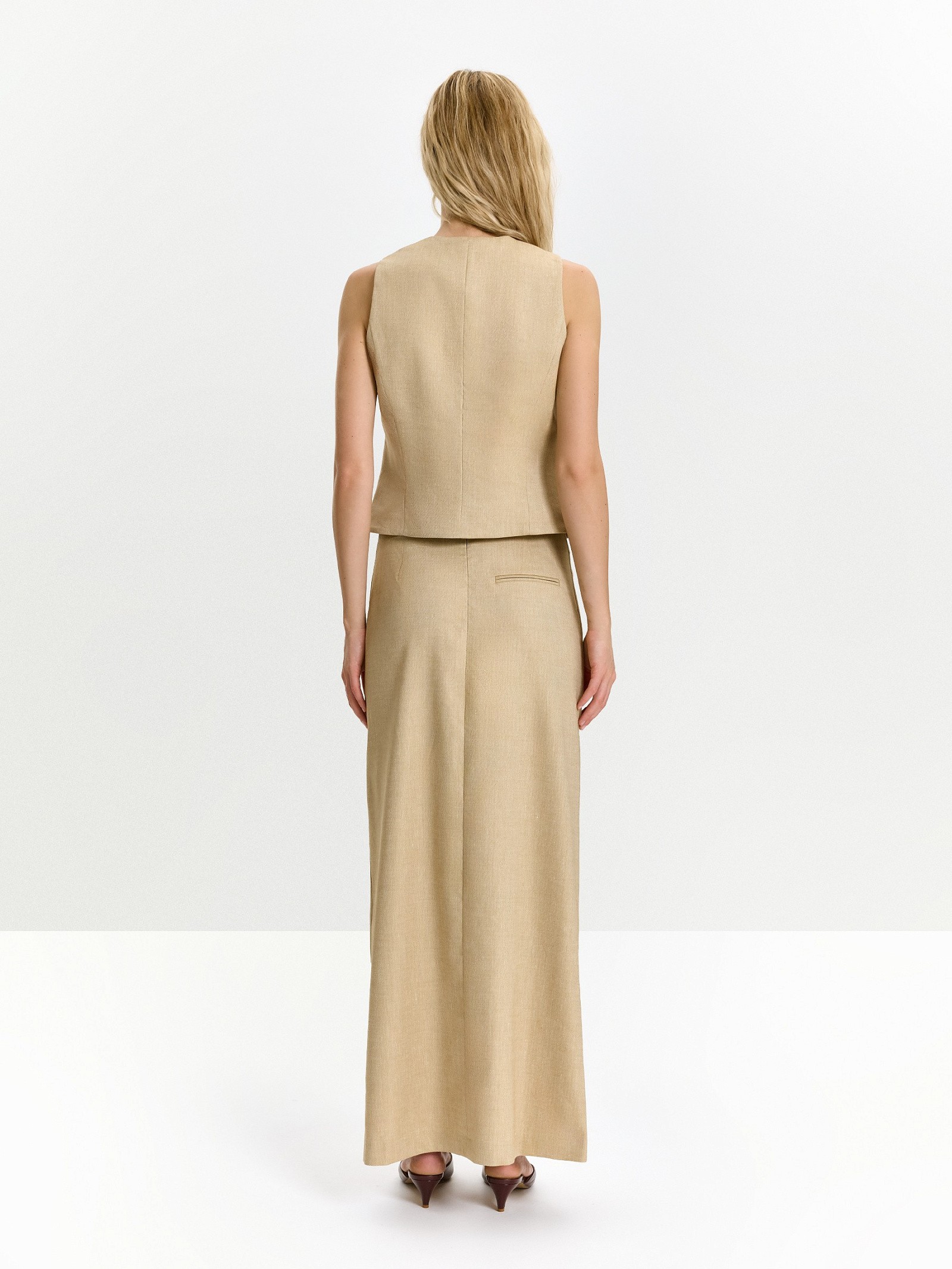 Жилет приталенного кроя