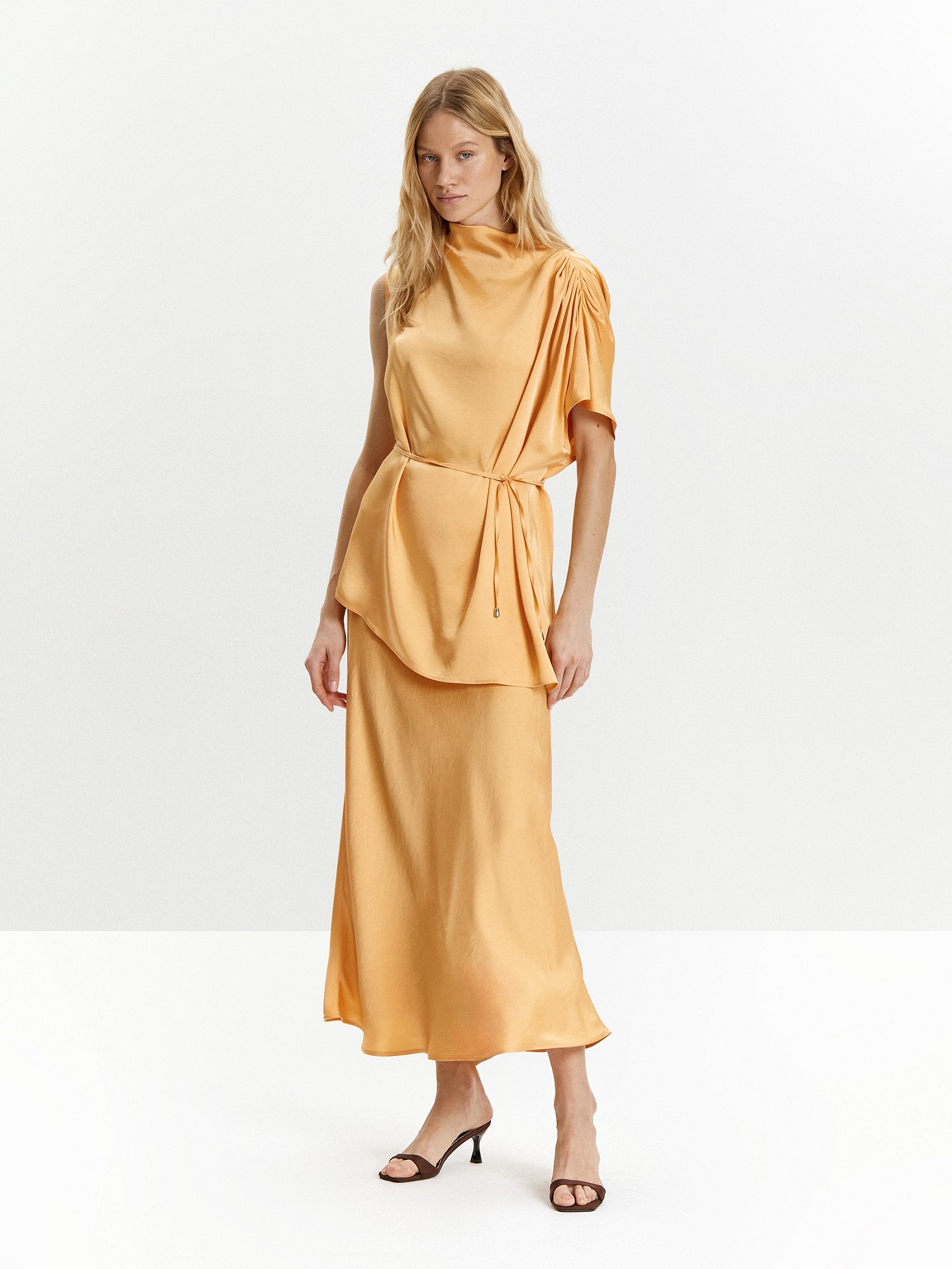 Блузка с поясом