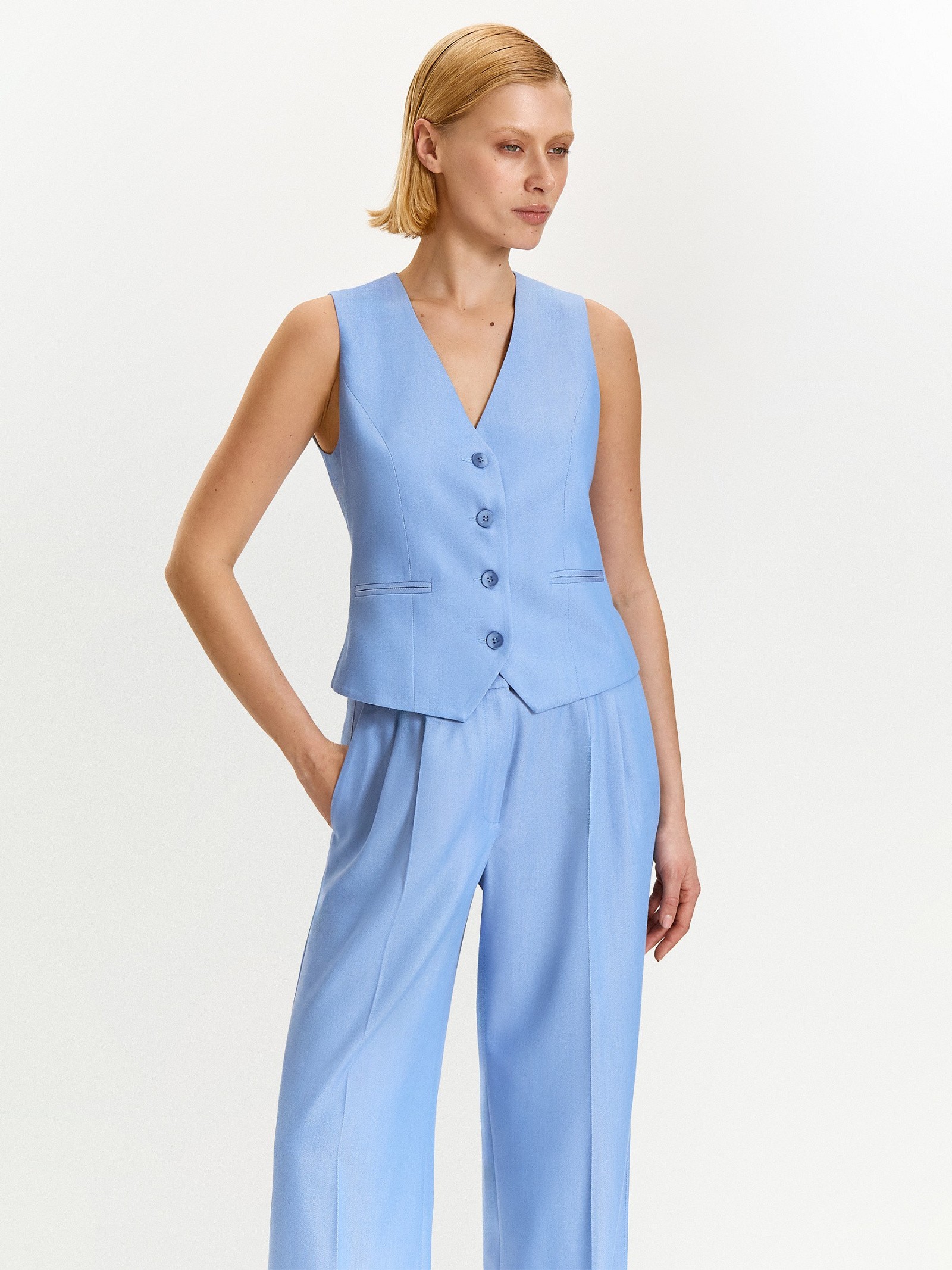 Жилет приталенного кроя