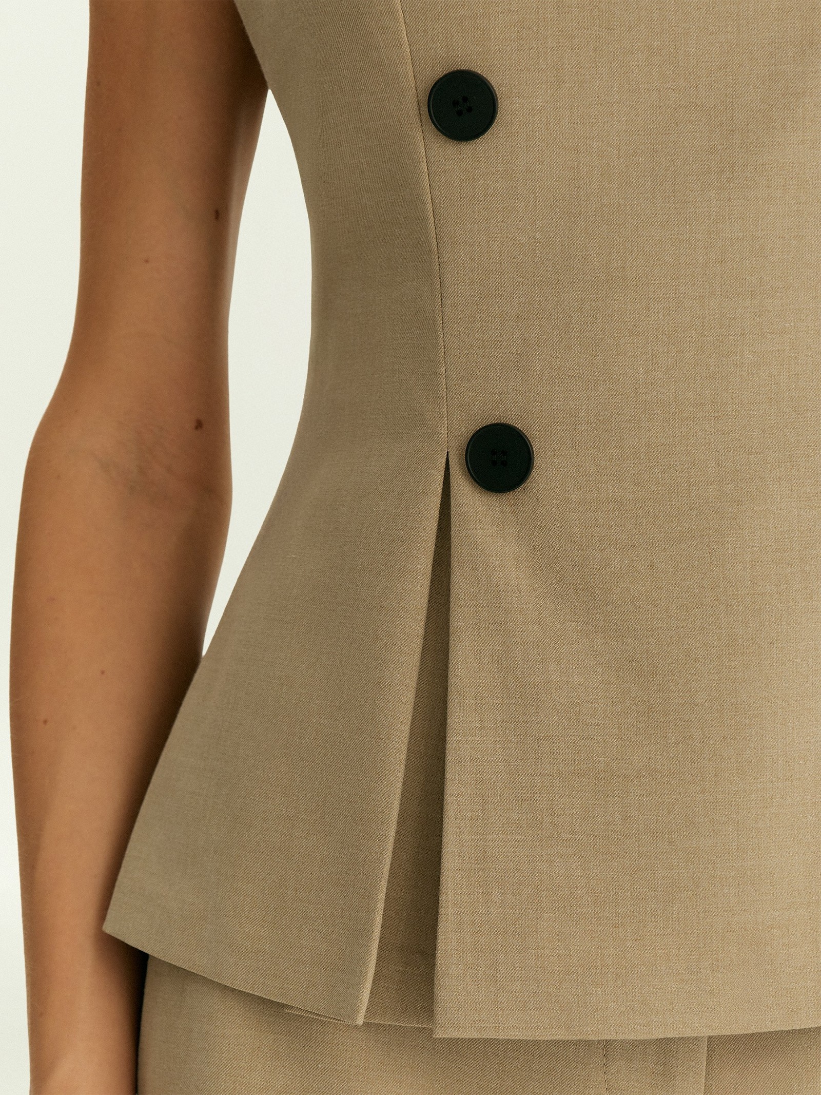 Блузка без рукавов