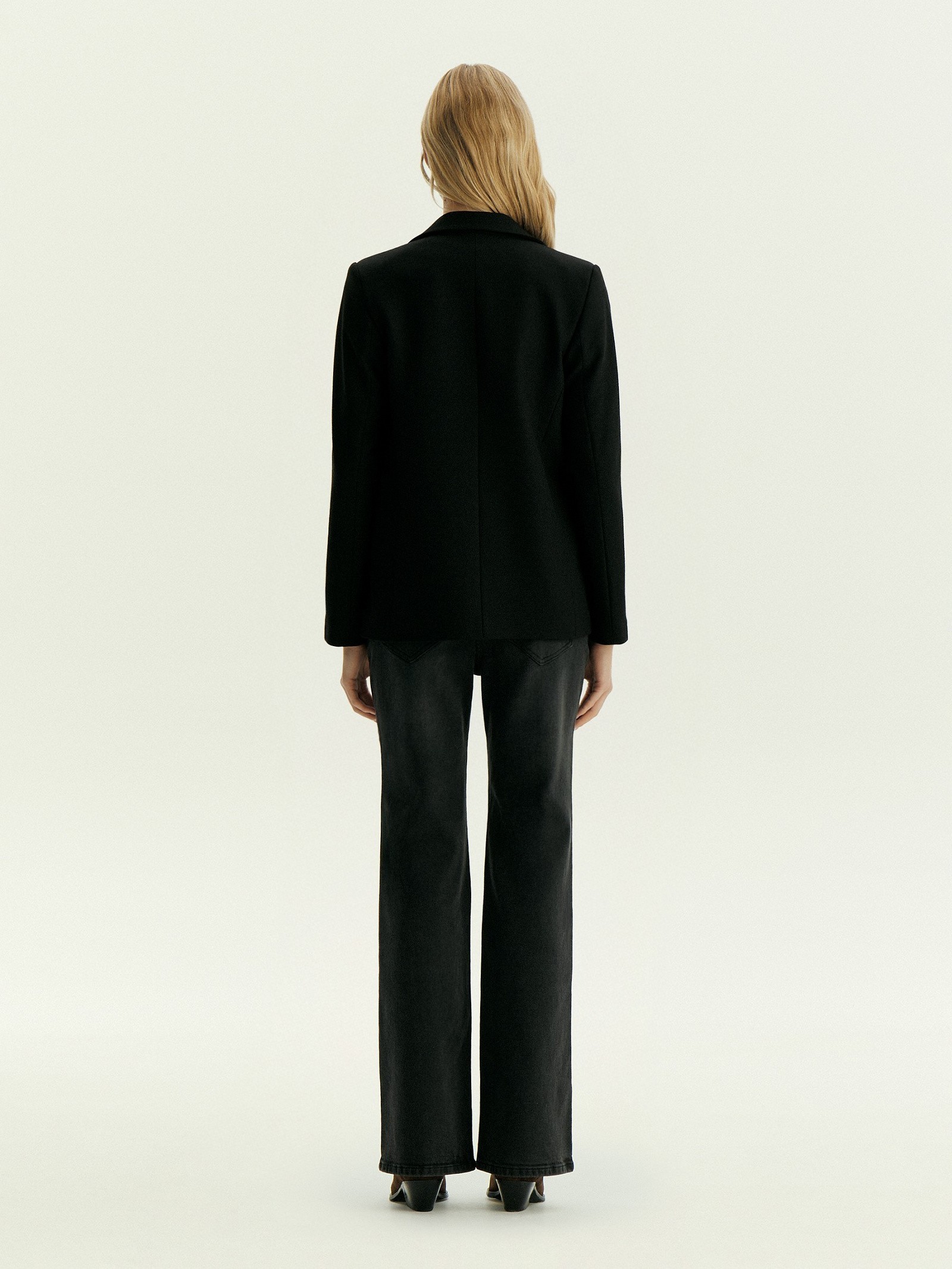 Однобортный жакет приталенного кроя