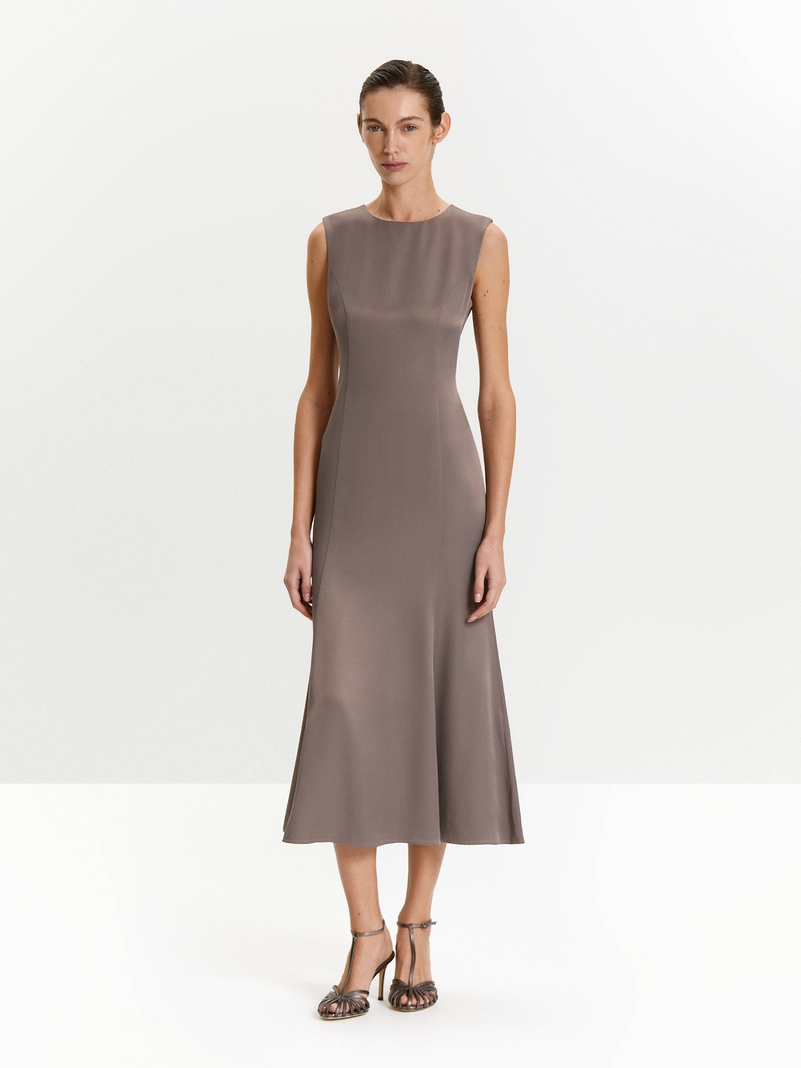 Платье без рукавов