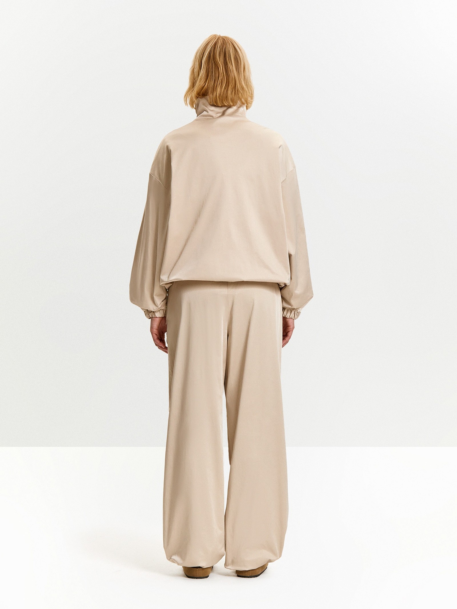 Бомбер с воротником-стойкой