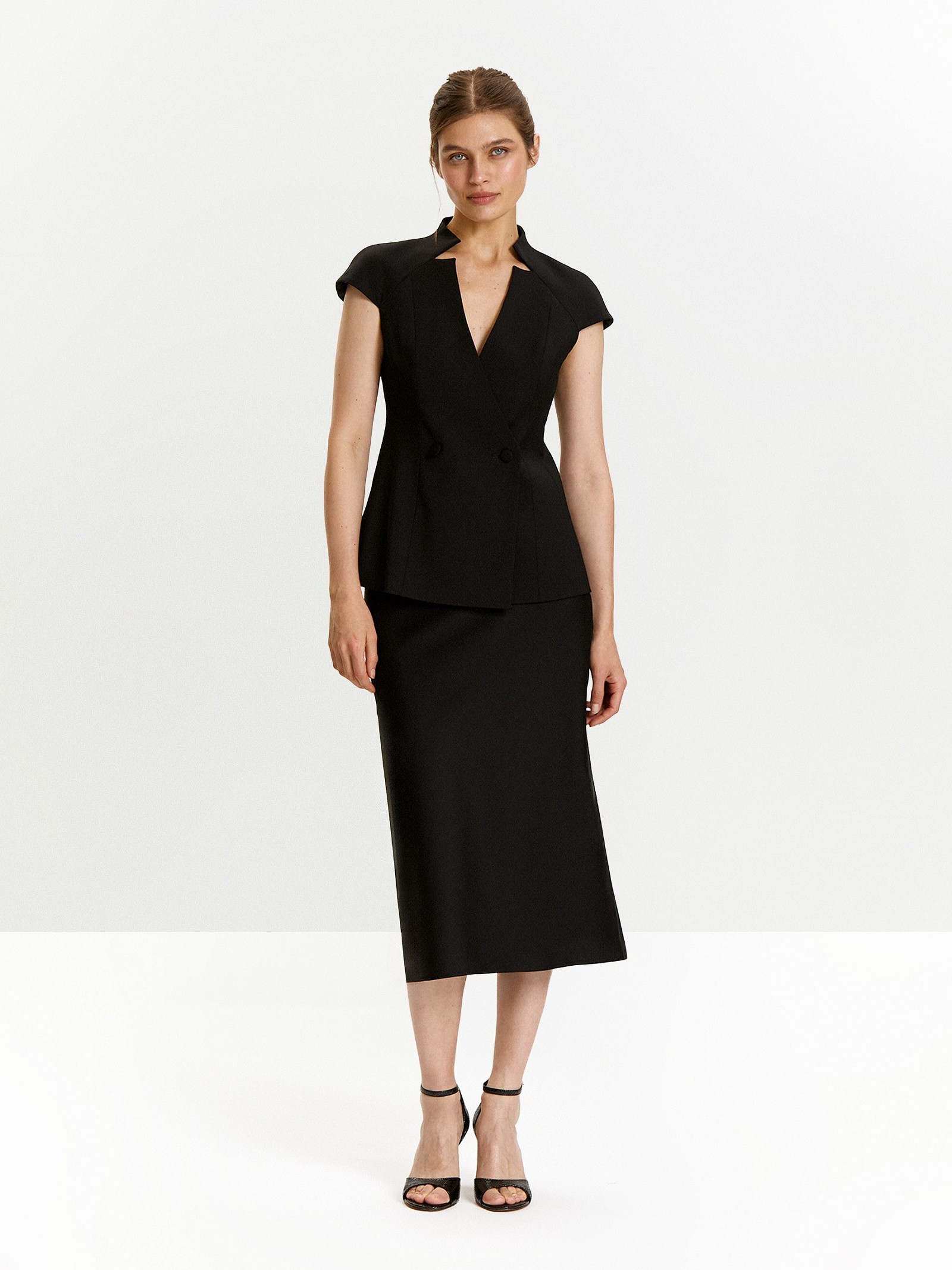 Жилет приталенного кроя