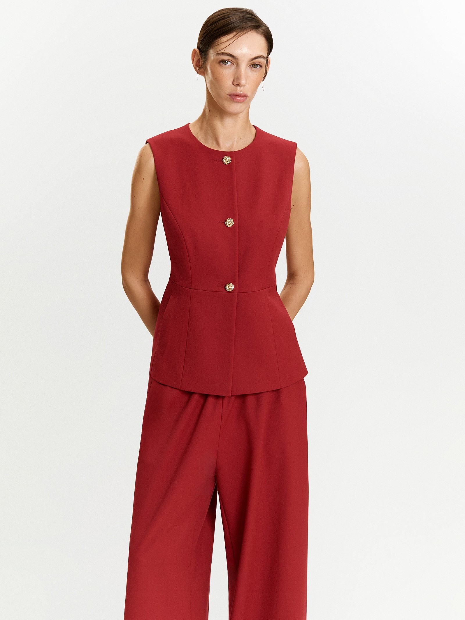 Жилет приталенного кроя