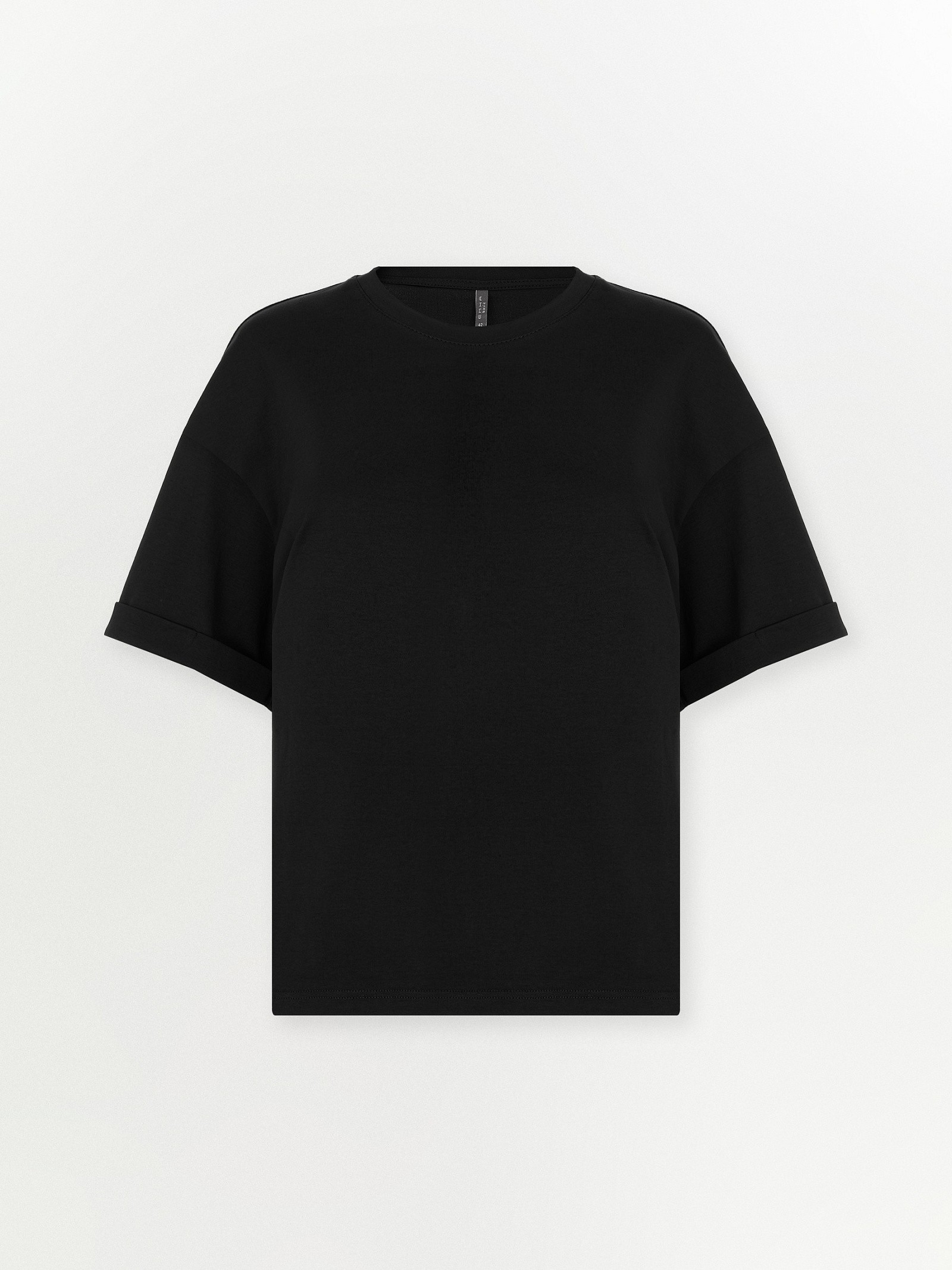 Футболка со спущенным плечом