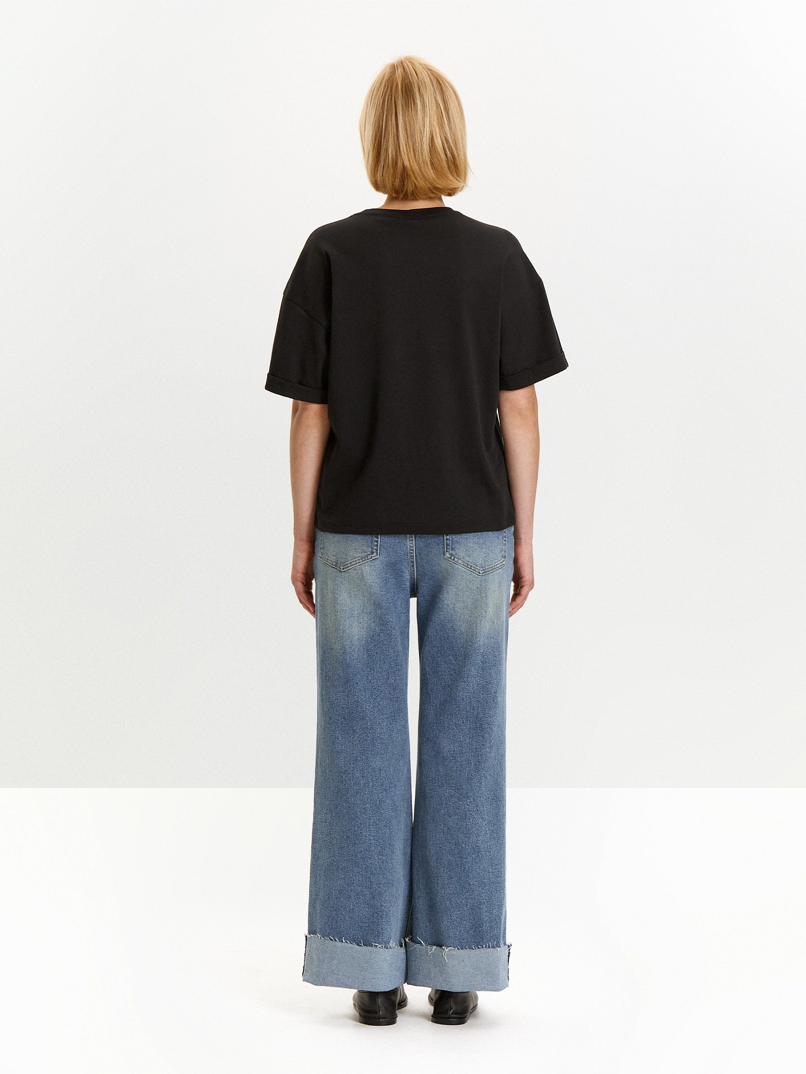 Футболка со спущенным плечом