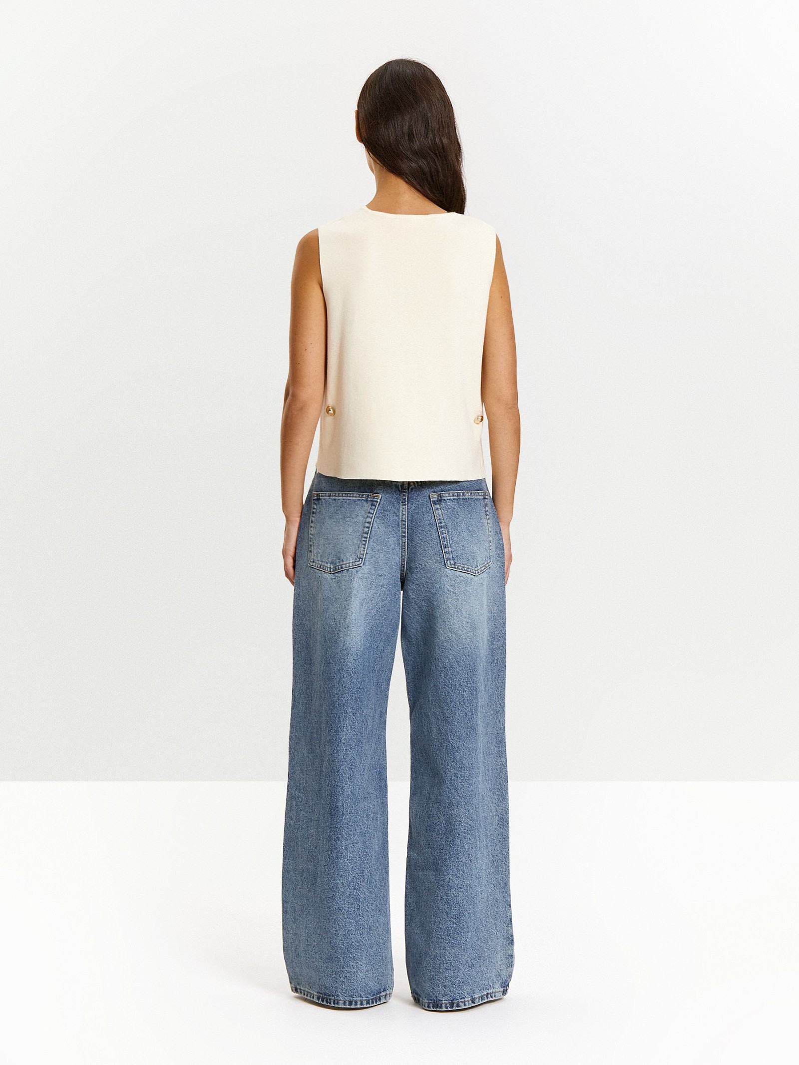 Жилет с акцентными пуговицами