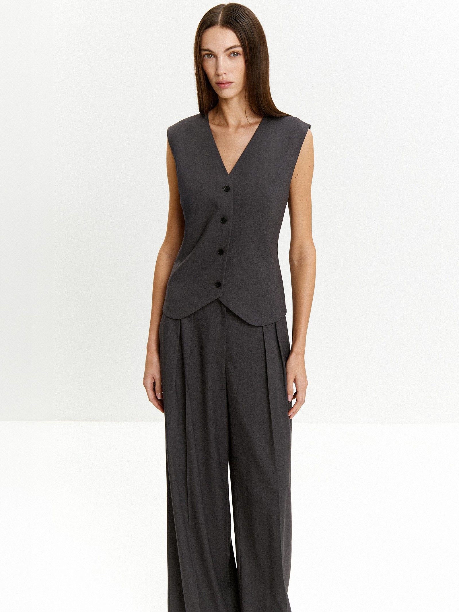 Жилет приталенного кроя