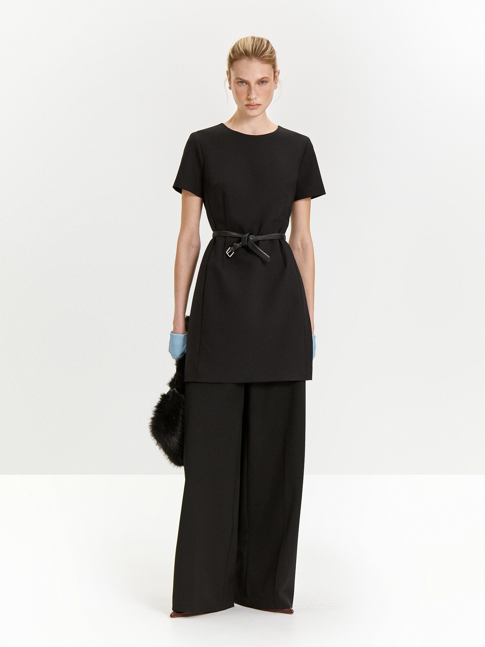 Платье приталенного силуэта